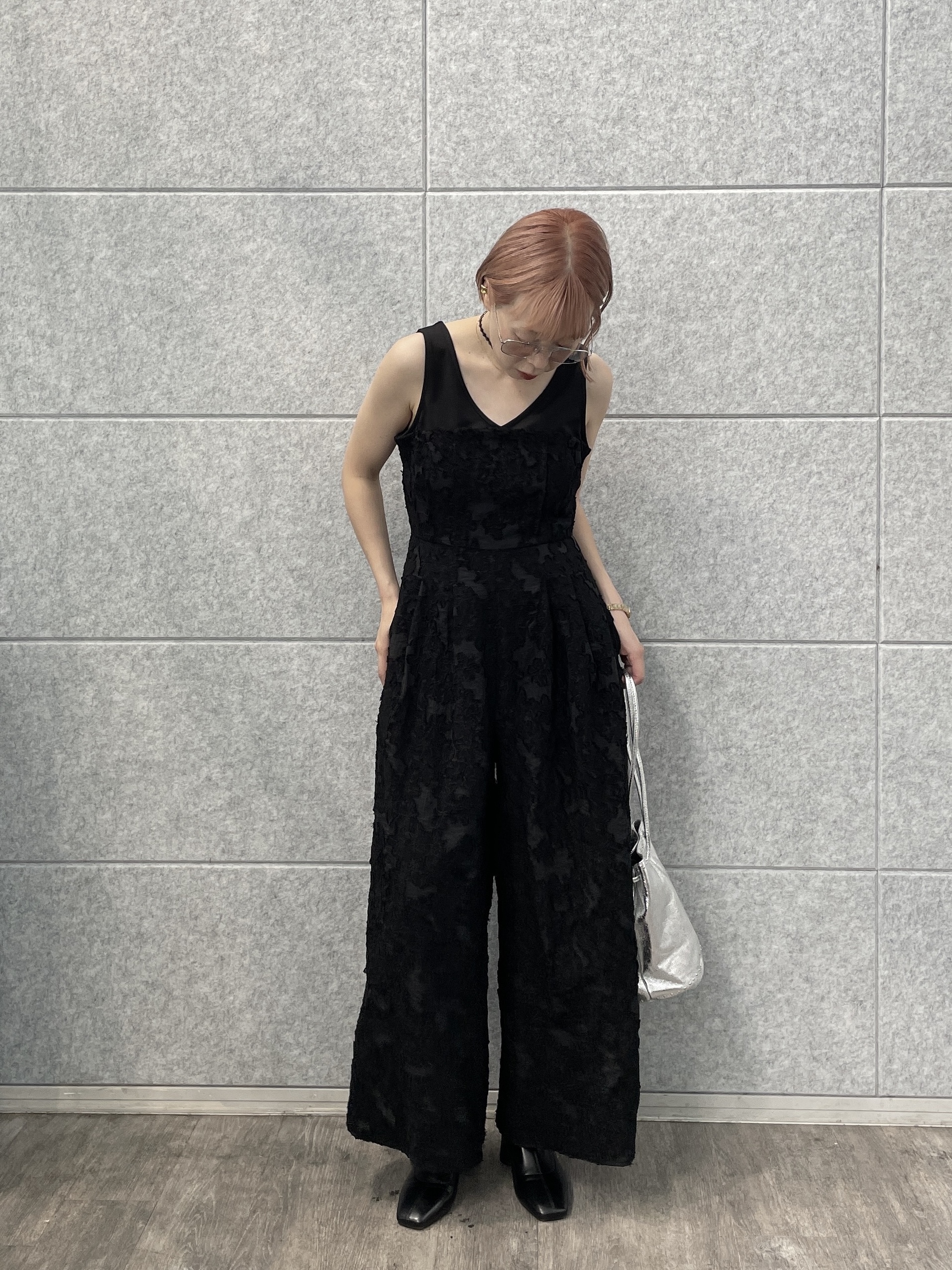 mikuさんの「INDIVI｜【MILLELA FIRENZE】スタッズ付き巾着レザーバッグ」を使ったコーディネート