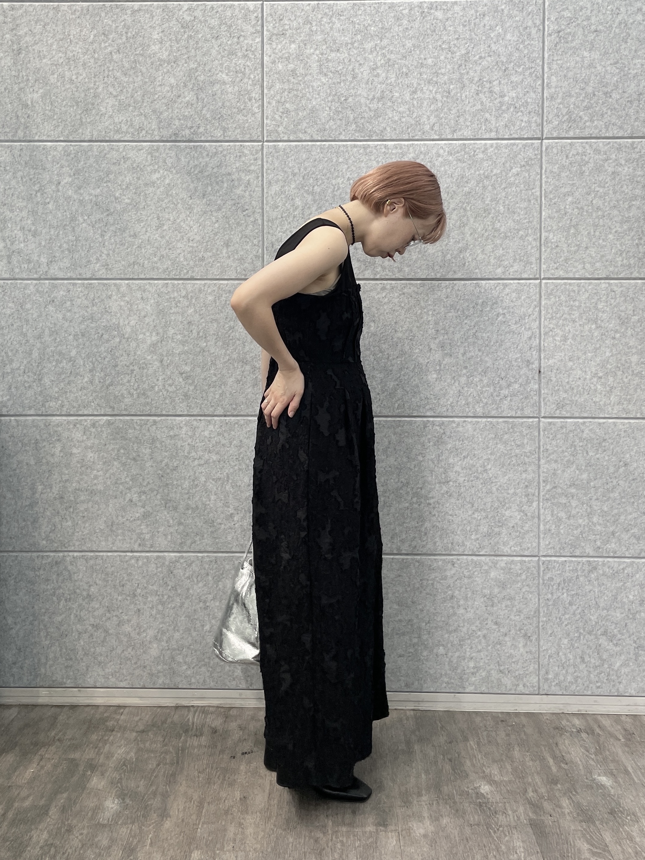 mikuさんの「INDIVI｜【MILLELA FIRENZE】スタッズ付き巾着レザーバッグ」を使ったコーディネート