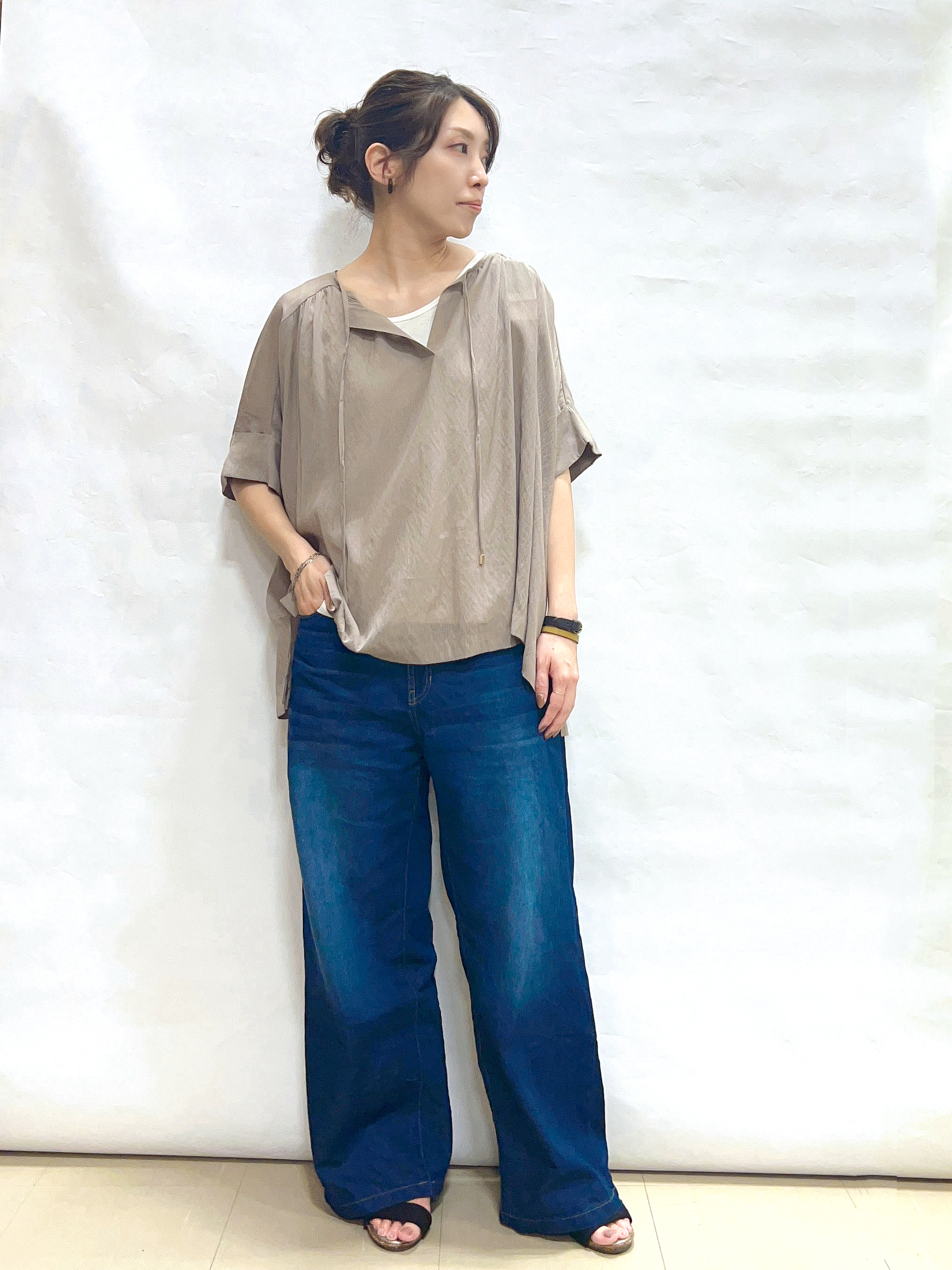 まっつんさんの「SHOO･LA･RUE｜【2点セット/洗濯機可/インしないで着られる】大人の抜け感 リボン付きポンチョ風ブラウス＆タンクトッ」を使ったコーディネート