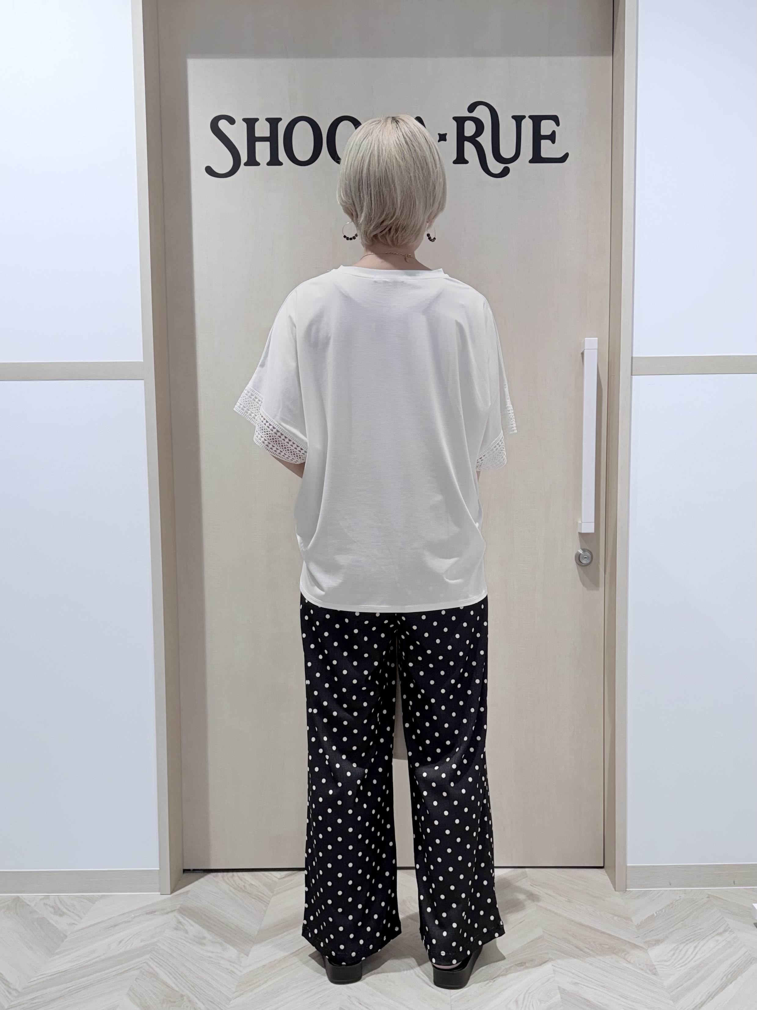 chieさんの「SHOO･LA･RUE｜【ひんやり/UV/体型カバー】ヒップ周りが隠せる お袖レースTシャツ」を使ったコーディネート