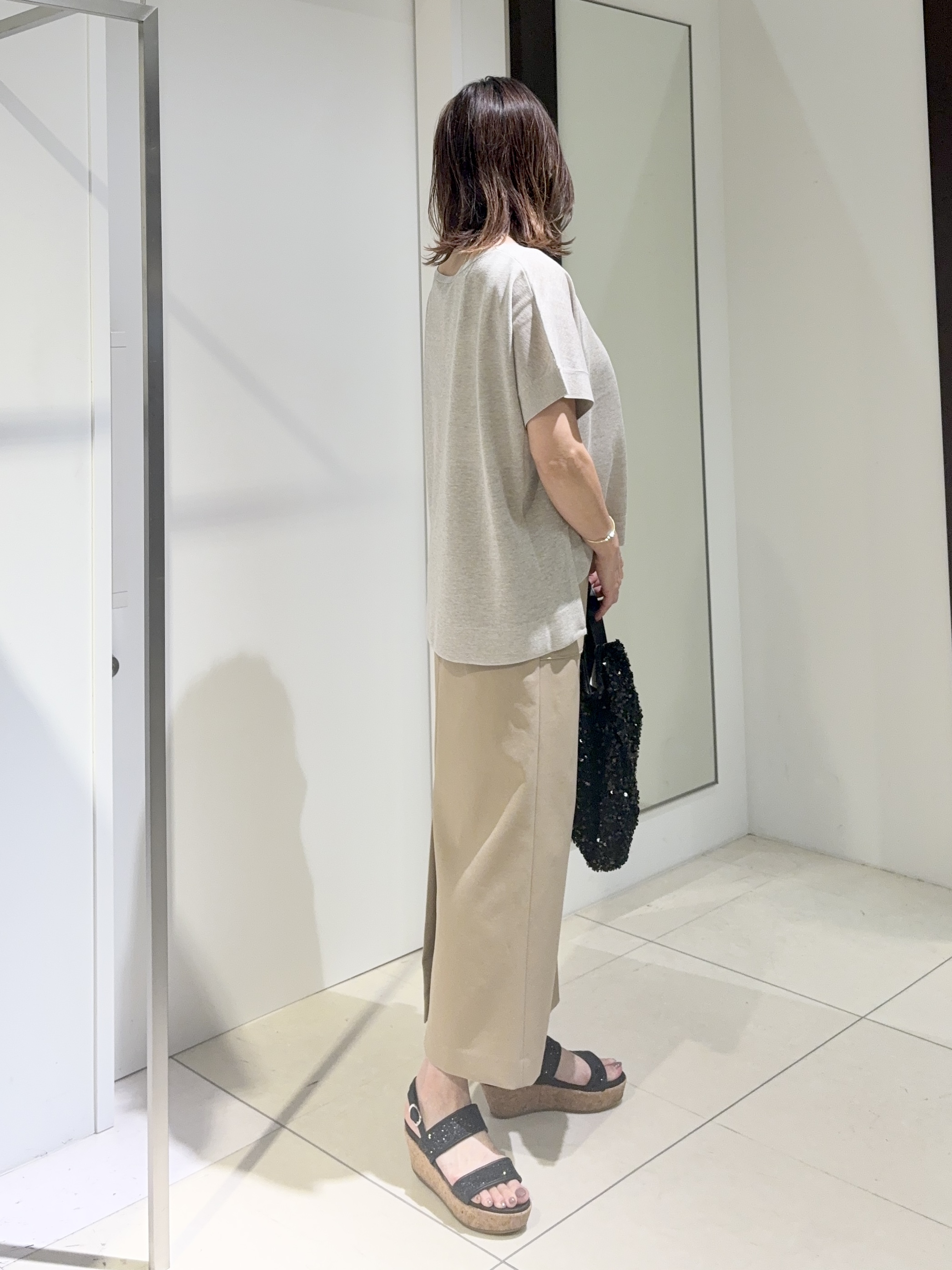 tomoさんの「UNTITLED｜【アンサンブル可/品のある透け感】Tシャツ風ニットトップス」を使ったコーディネート