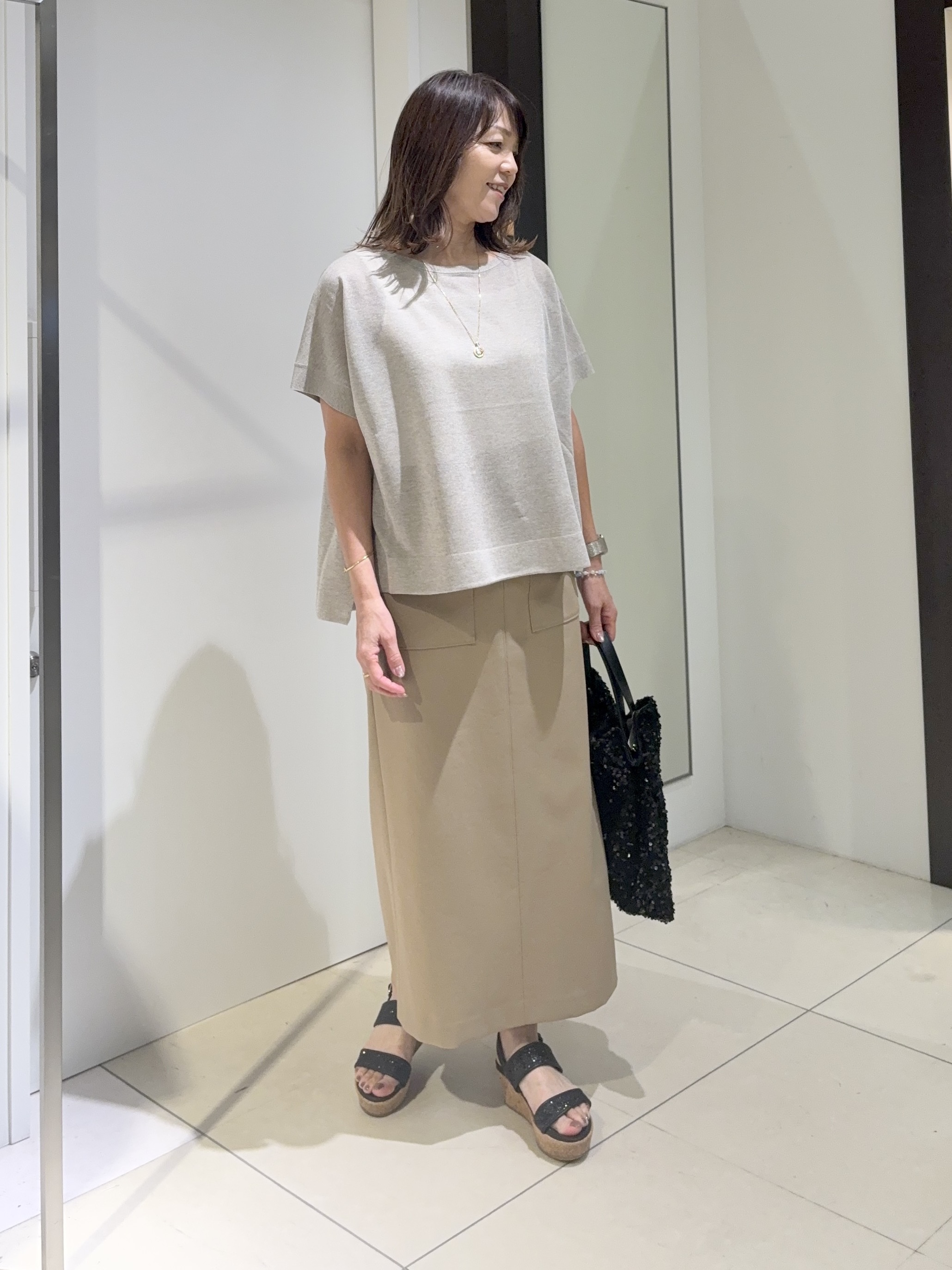 tomoさんの「UNTITLED｜【アンサンブル可/品のある透け感】Tシャツ風ニットトップス」を使ったコーディネート