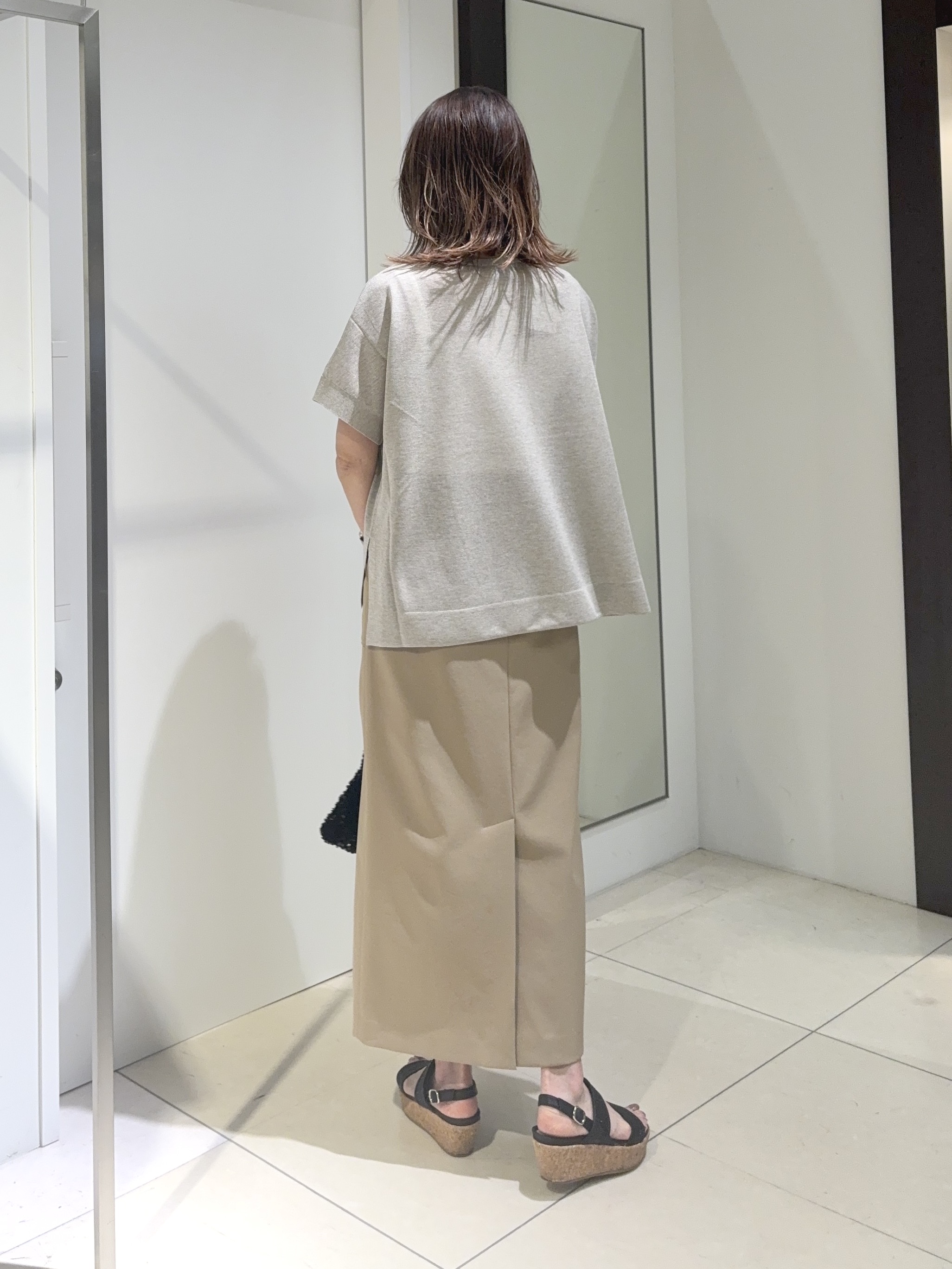 tomoさんの「UNTITLED｜【アンサンブル可/品のある透け感】Tシャツ風ニットトップス」を使ったコーディネート