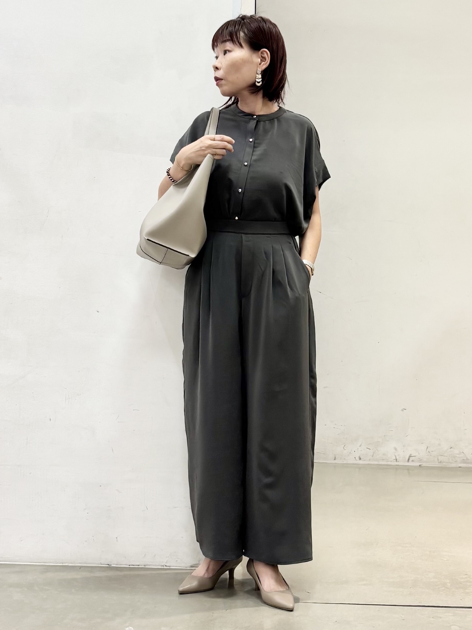 fujiさんの「THE SHOP TK｜【ひんやり/遮熱/セットアップ可】やみつきになる とろみバンドカラーブラウス」を使ったコーディネート