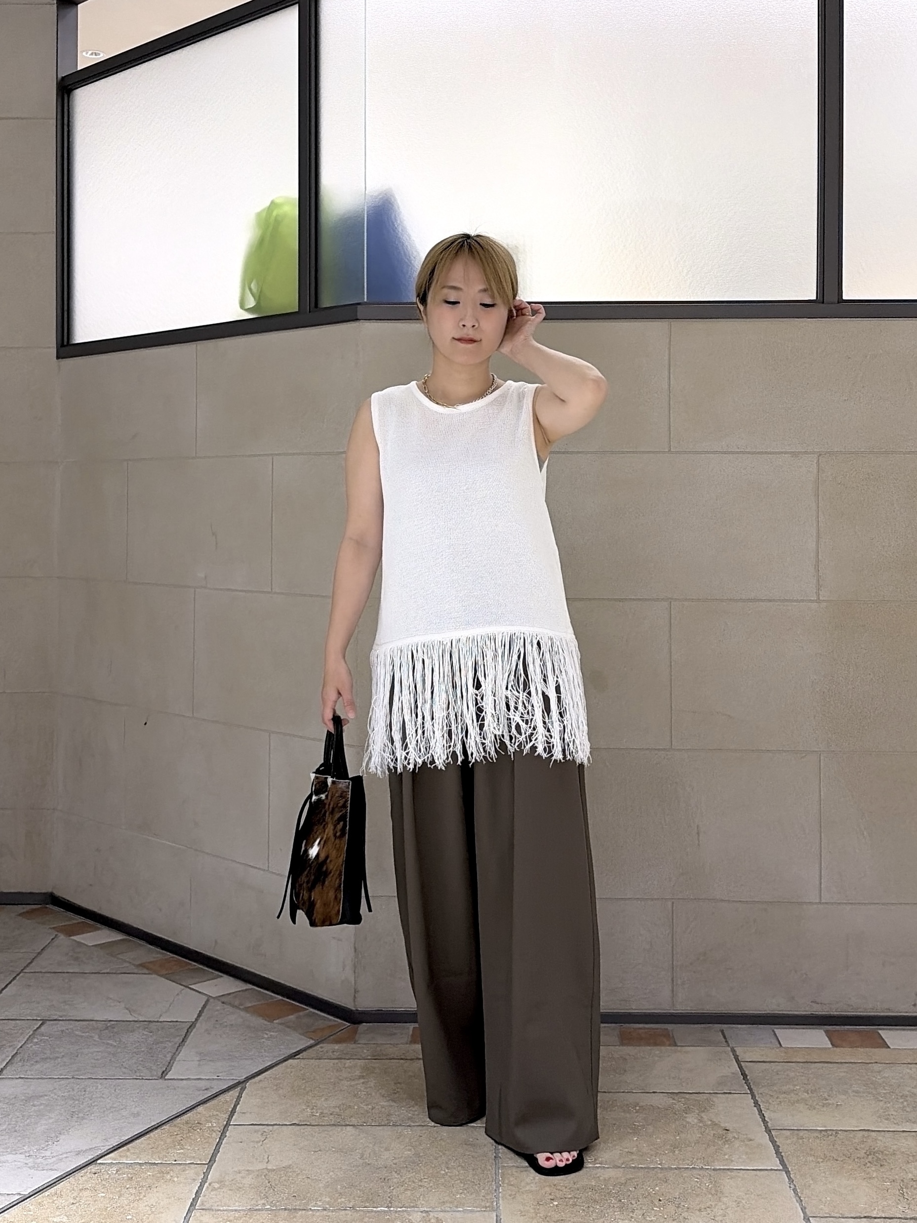 よねさんの「INDIVI｜スリーブレスフリンジニット」を使ったコーディネート