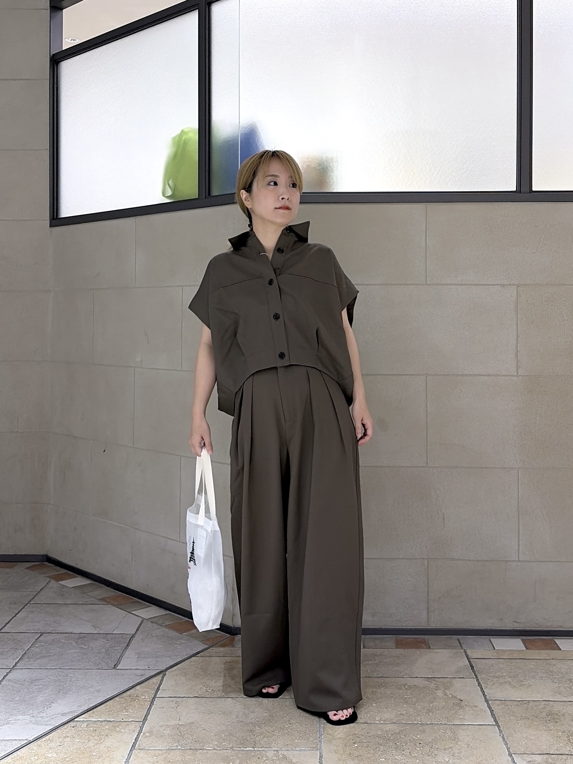 よねさんの「INDIVI｜スリーブレスコクーンシャツ【セットアップ可能】」を使ったコーディネート