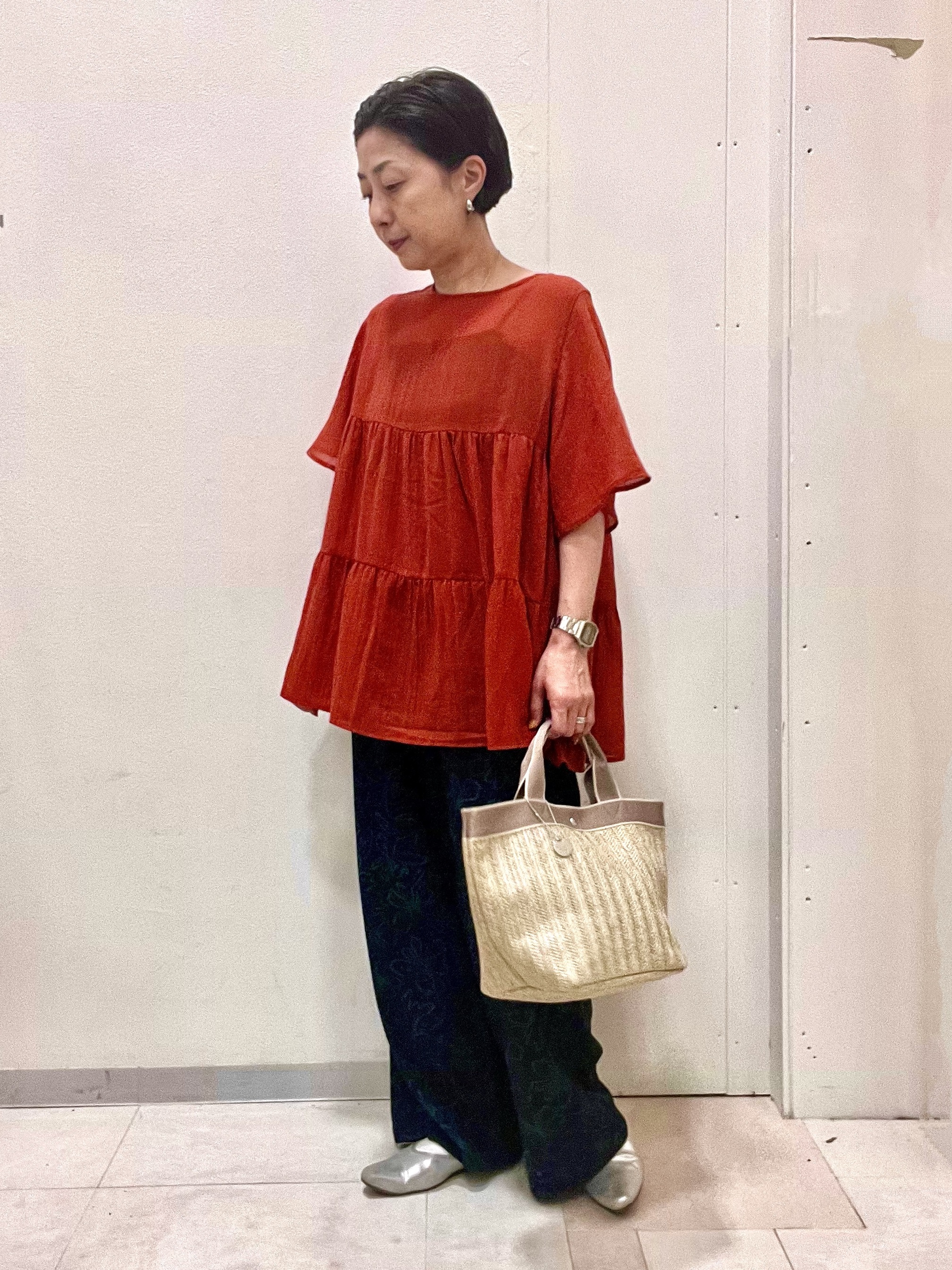 ゆみさんの「SHOO･LA･RUE｜【洗濯機可/S-LL】インせず着られる シアー素材が上品なティアードブラウス」を使ったコーディネート