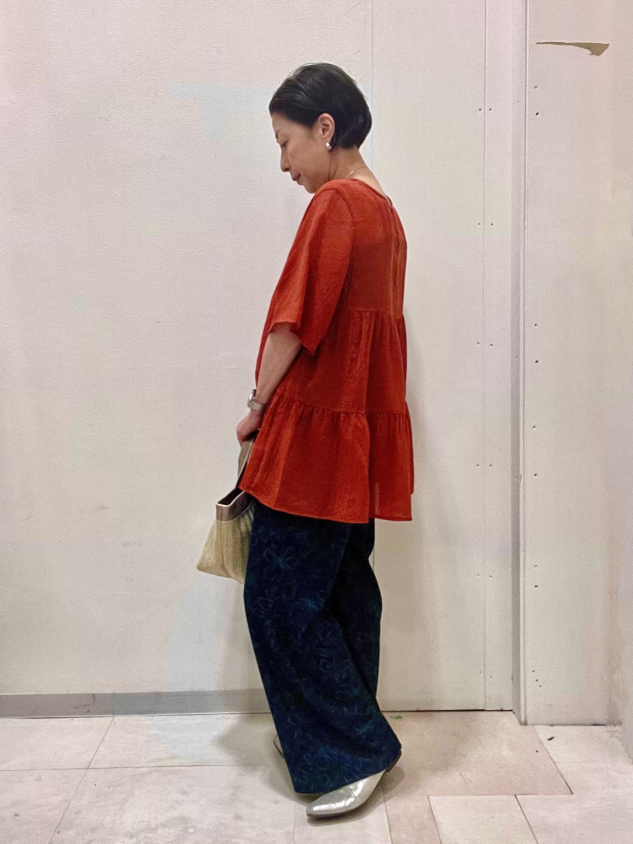 ゆみさんの「SHOO･LA･RUE｜【洗濯機可/S-LL】インせず着られる シアー素材が上品なティアードブラウス」を使ったコーディネート