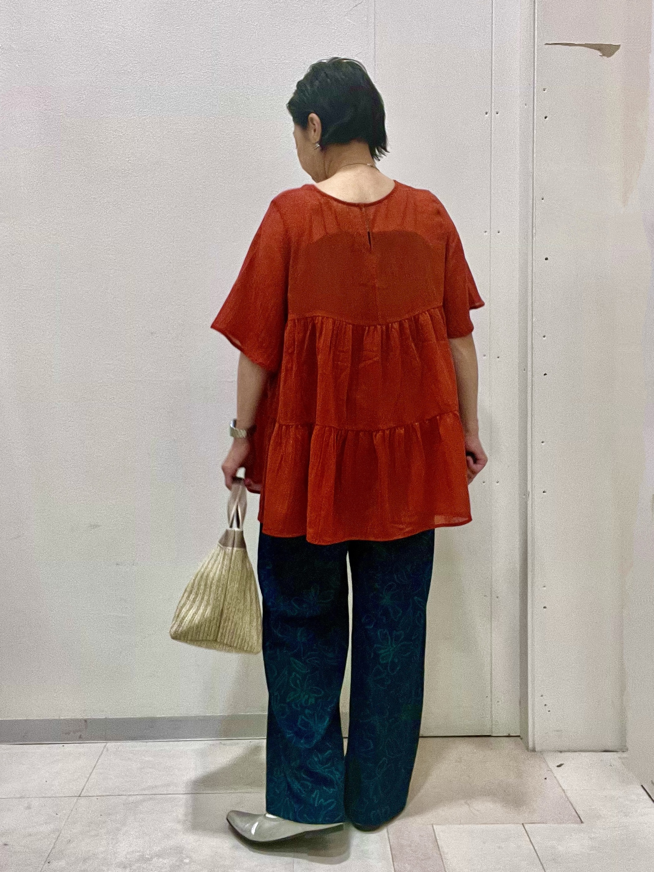 ゆみさんの「SHOO･LA･RUE｜【洗濯機可/S-LL】インせず着られる シアー素材が上品なティアードブラウス」を使ったコーディネート