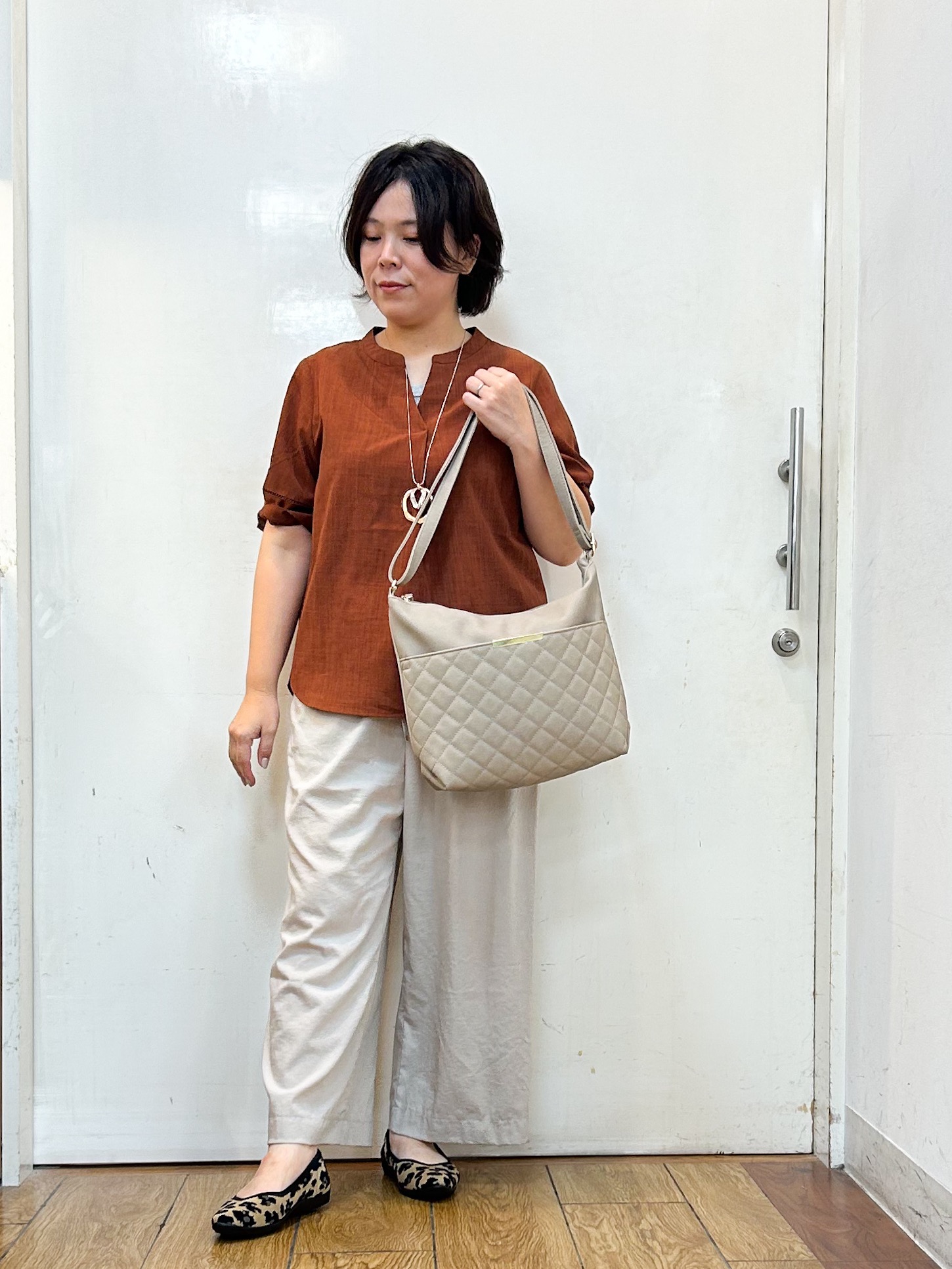haruさんの「SHOO･LA･RUE｜【洗濯後しわになりにくい/インせずきまる】お袖のハシゴレースが涼やかな印象 麻調スキッパーブラウス」を使ったコーディネート