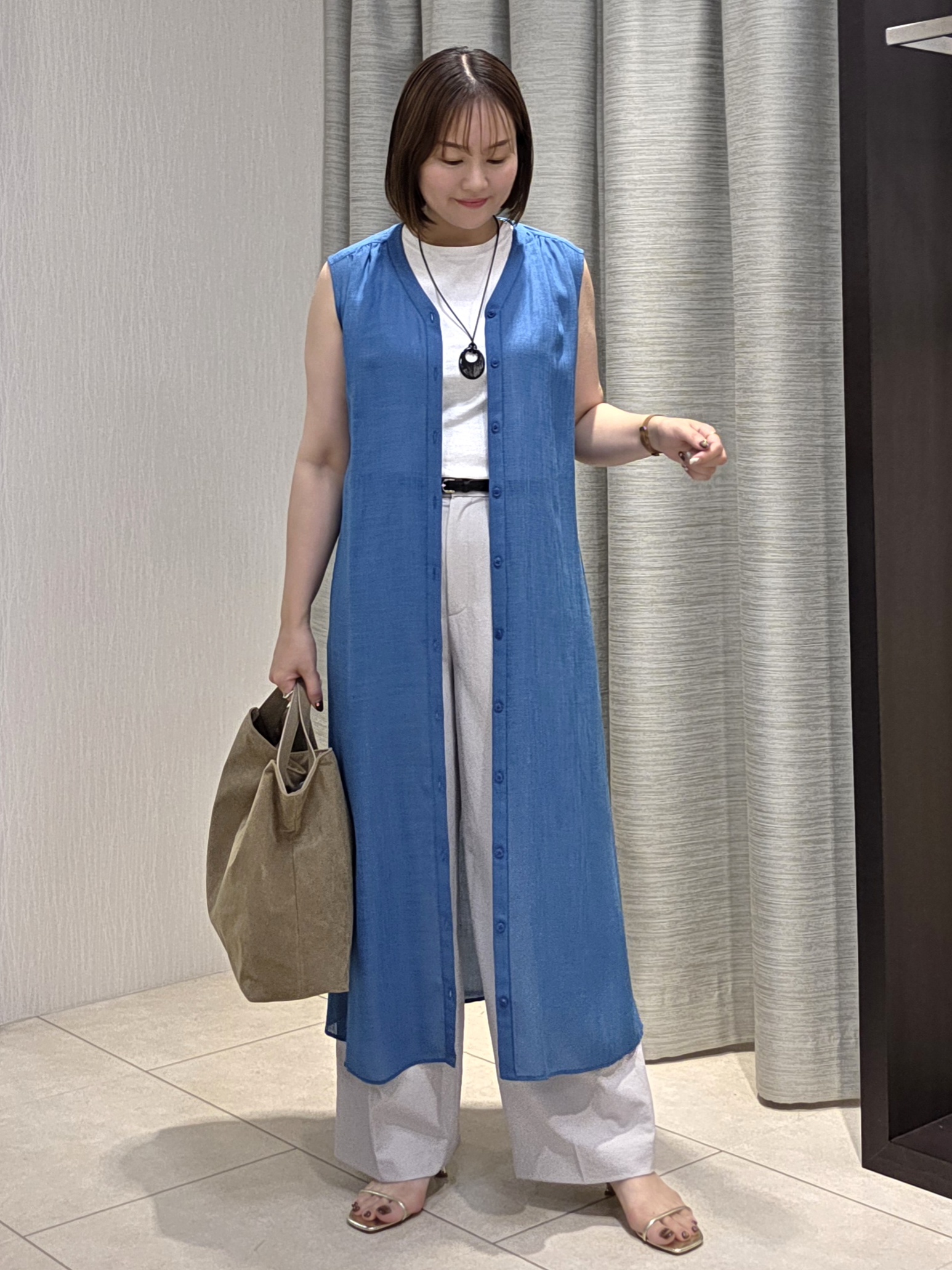 naokoさんの「UNTITLED｜【通気性/前開きボタン】シアーVネックワンピース」を使ったコーディネート