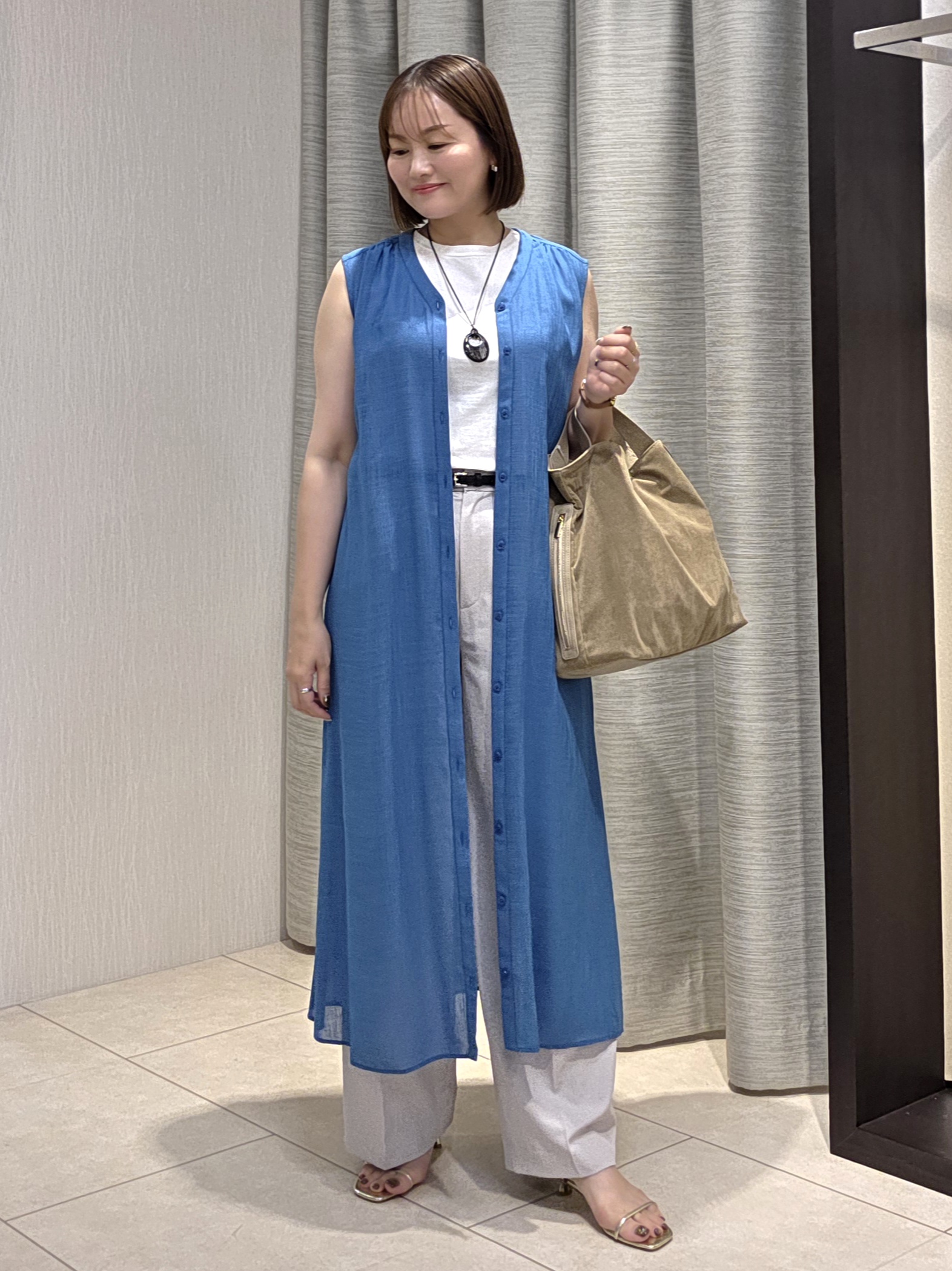 naokoさんの「UNTITLED｜【通気性/前開きボタン】シアーVネックワンピース」を使ったコーディネート