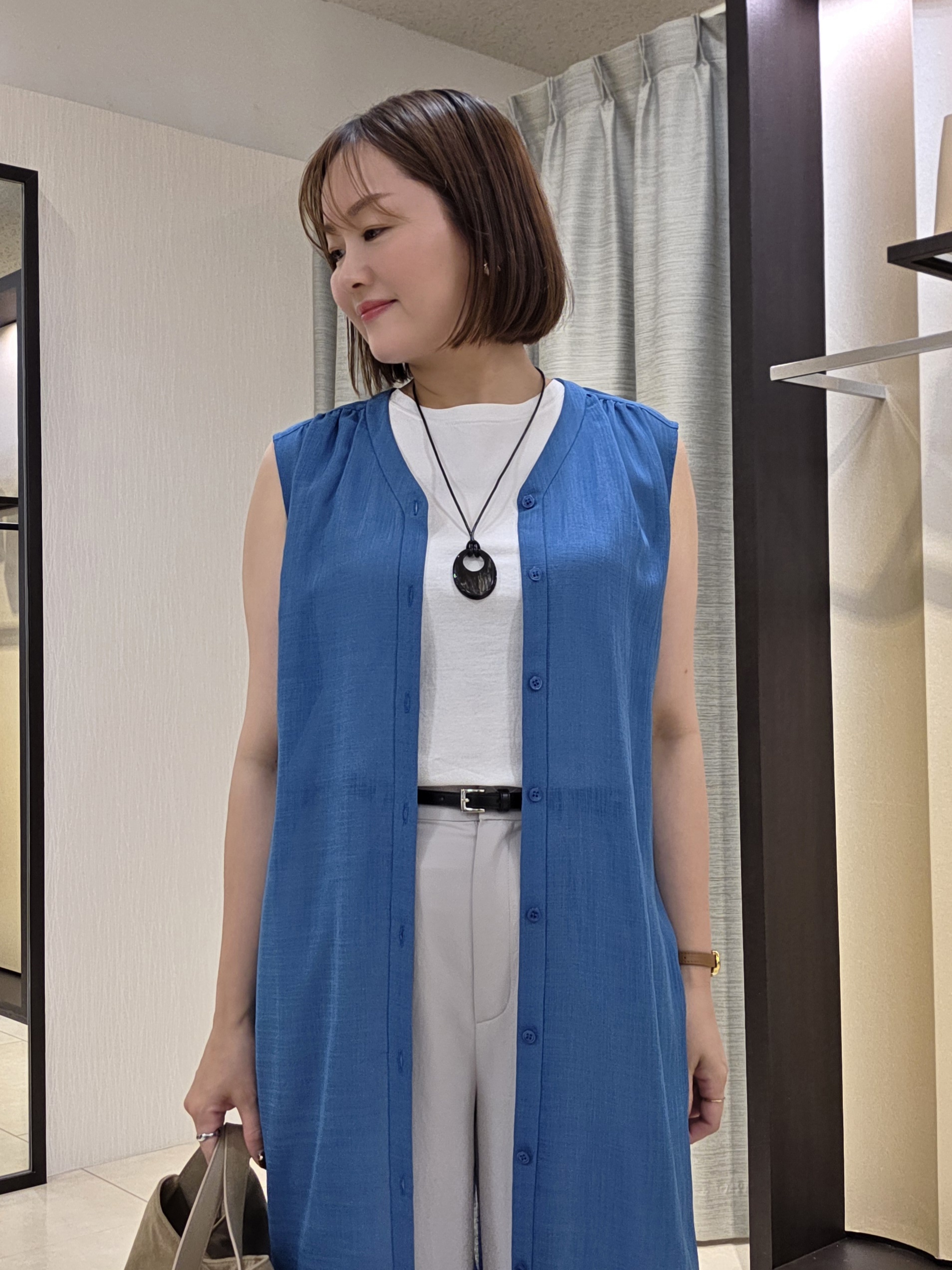 naokoさんの「UNTITLED｜【通気性/前開きボタン】シアーVネックワンピース」を使ったコーディネート
