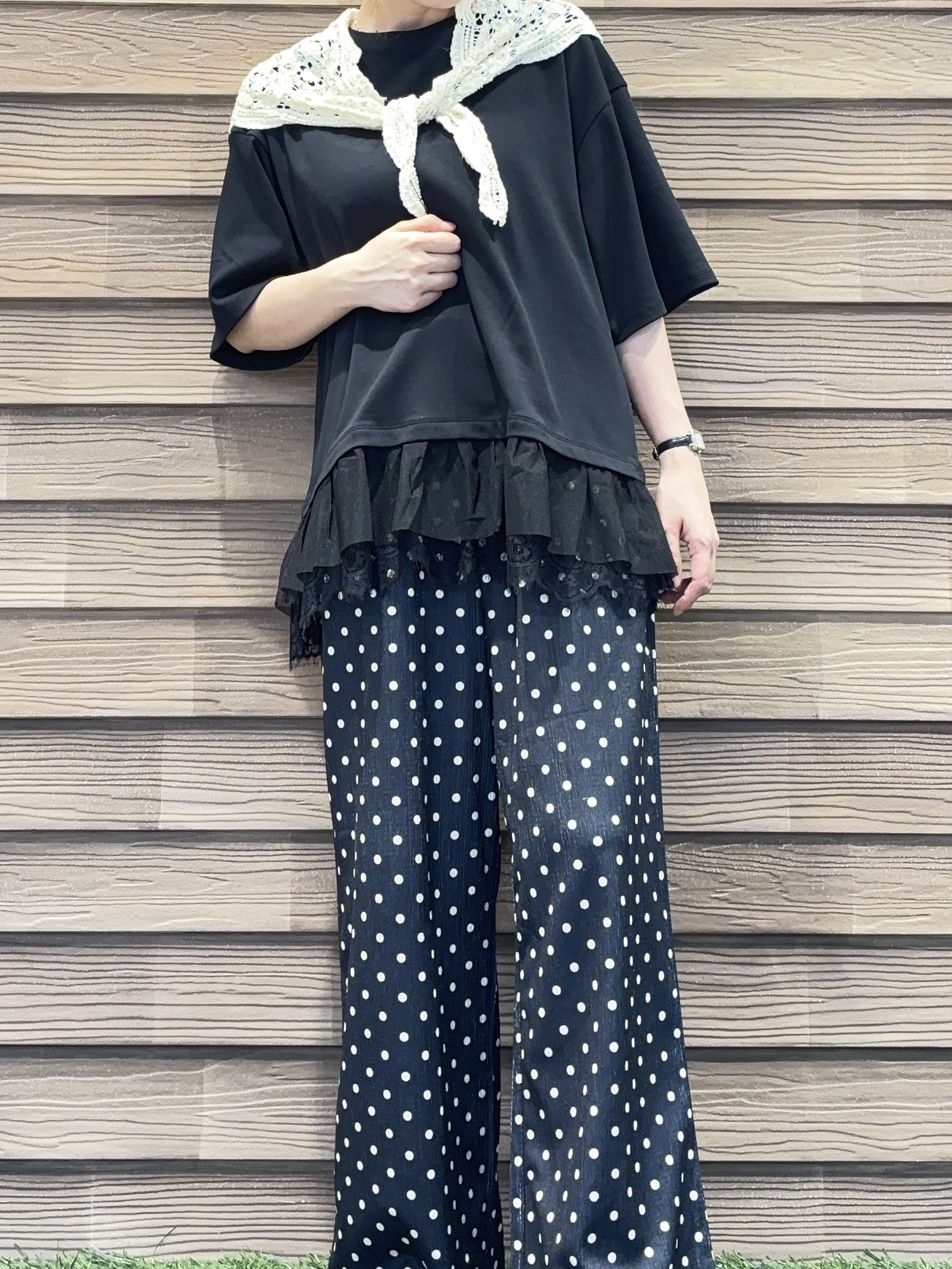himiさんの「SHOO･LA･RUE｜【ひんやり/UV/抗菌防臭/S-LL】1枚でサマ見え 裾レースTシャツ」を使ったコーディネート