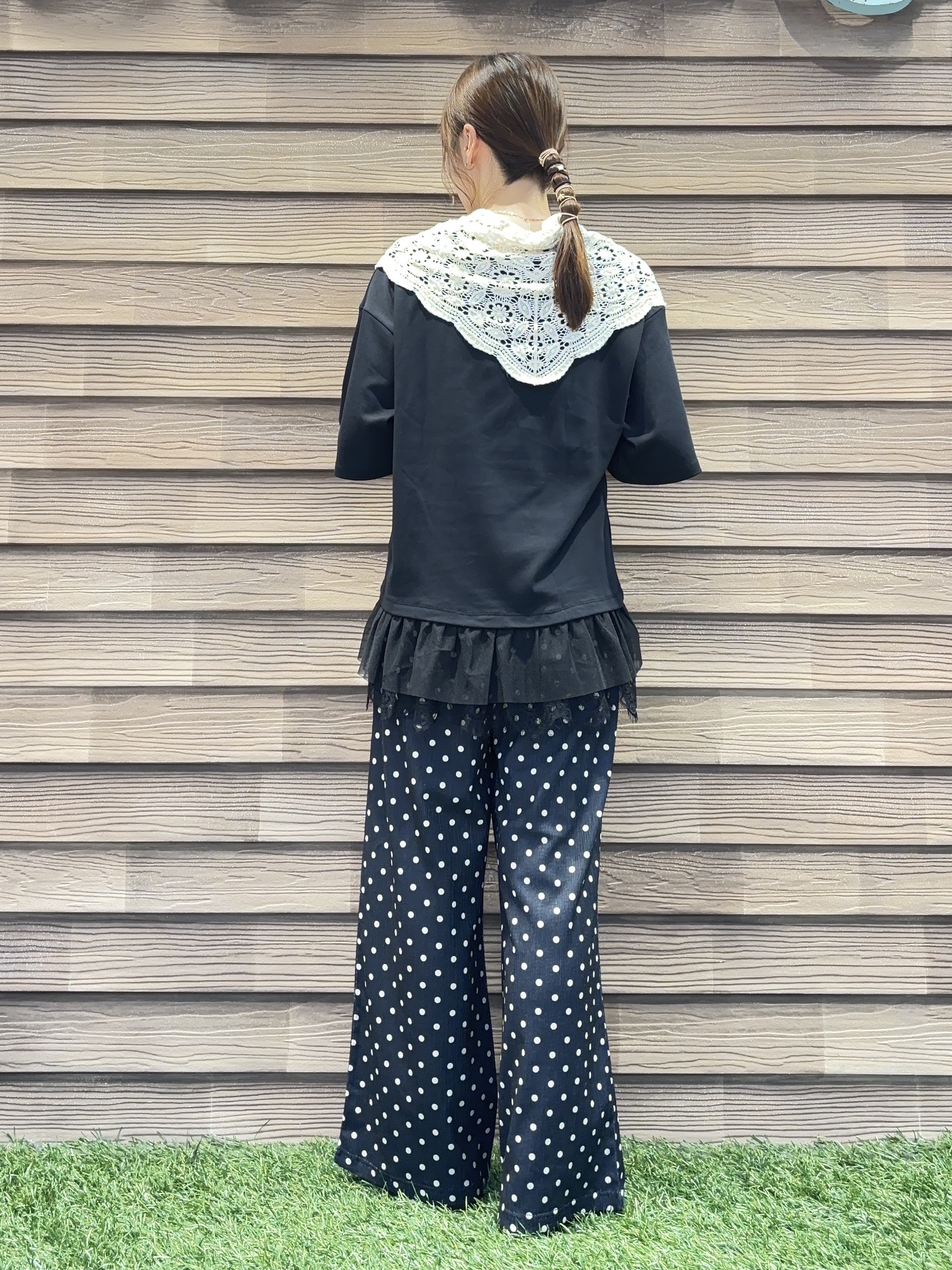 himiさんの「SHOO･LA･RUE｜【ひんやり/UV/抗菌防臭/S-LL】1枚でサマ見え 裾レースTシャツ」を使ったコーディネート