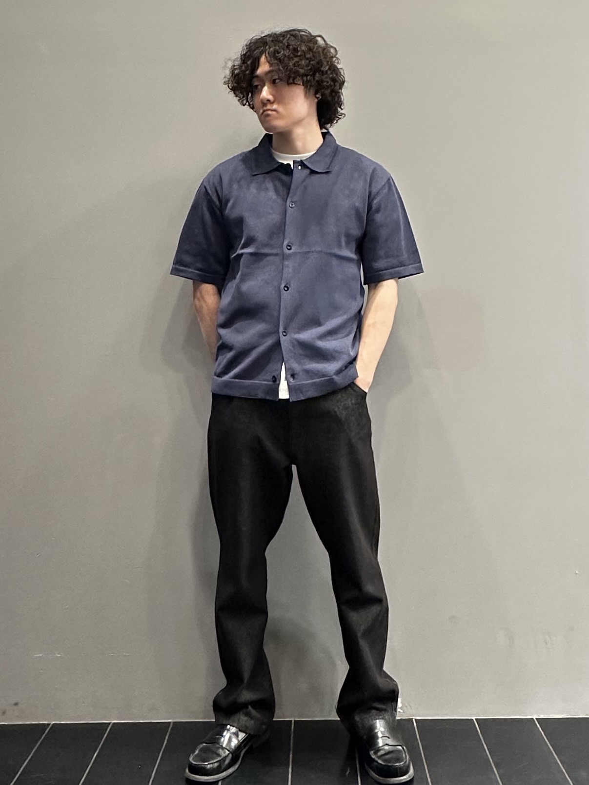 SHUさんの「THE SHOP TK｜【抗菌防臭／UVカット／洗濯機OK】和紙混 半袖ニットシャツ」を使ったコーディネート