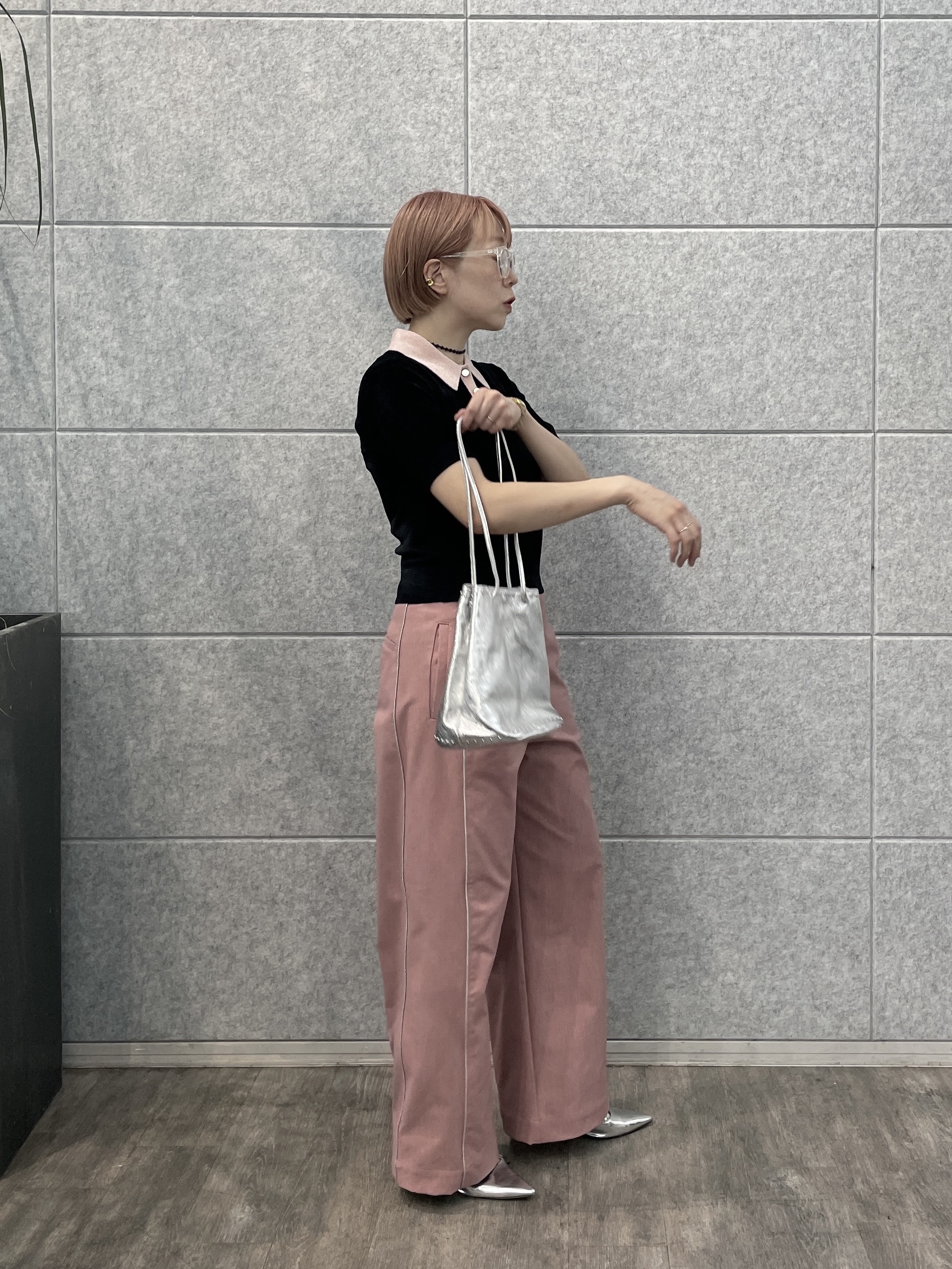 mikuさんの「INDIVI｜【MILLELA FIRENZE】スタッズ付き巾着レザーバッグ」を使ったコーディネート