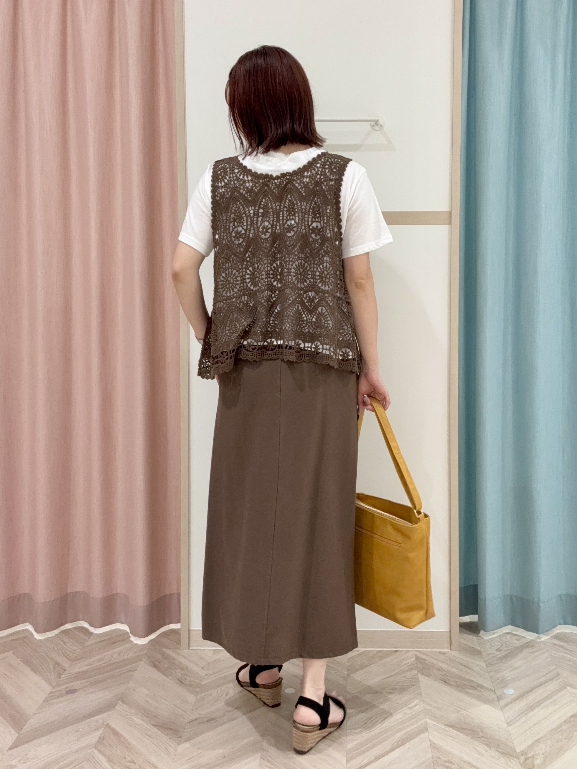kさんの「SHOO･LA･RUE｜【2点セット/体型カバー】クロシェ編みベスト+ロゴT」を使ったコーディネート