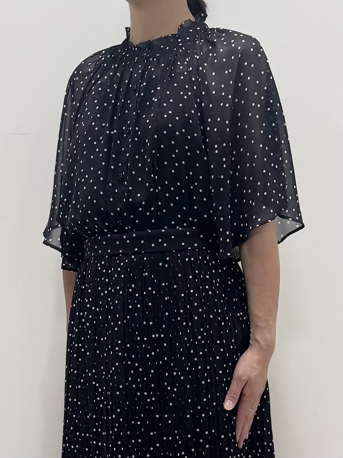 koyaさんの「Reflect｜【セットアップ／手洗い可】ドット柄シアーブラウス」を使ったコーディネート