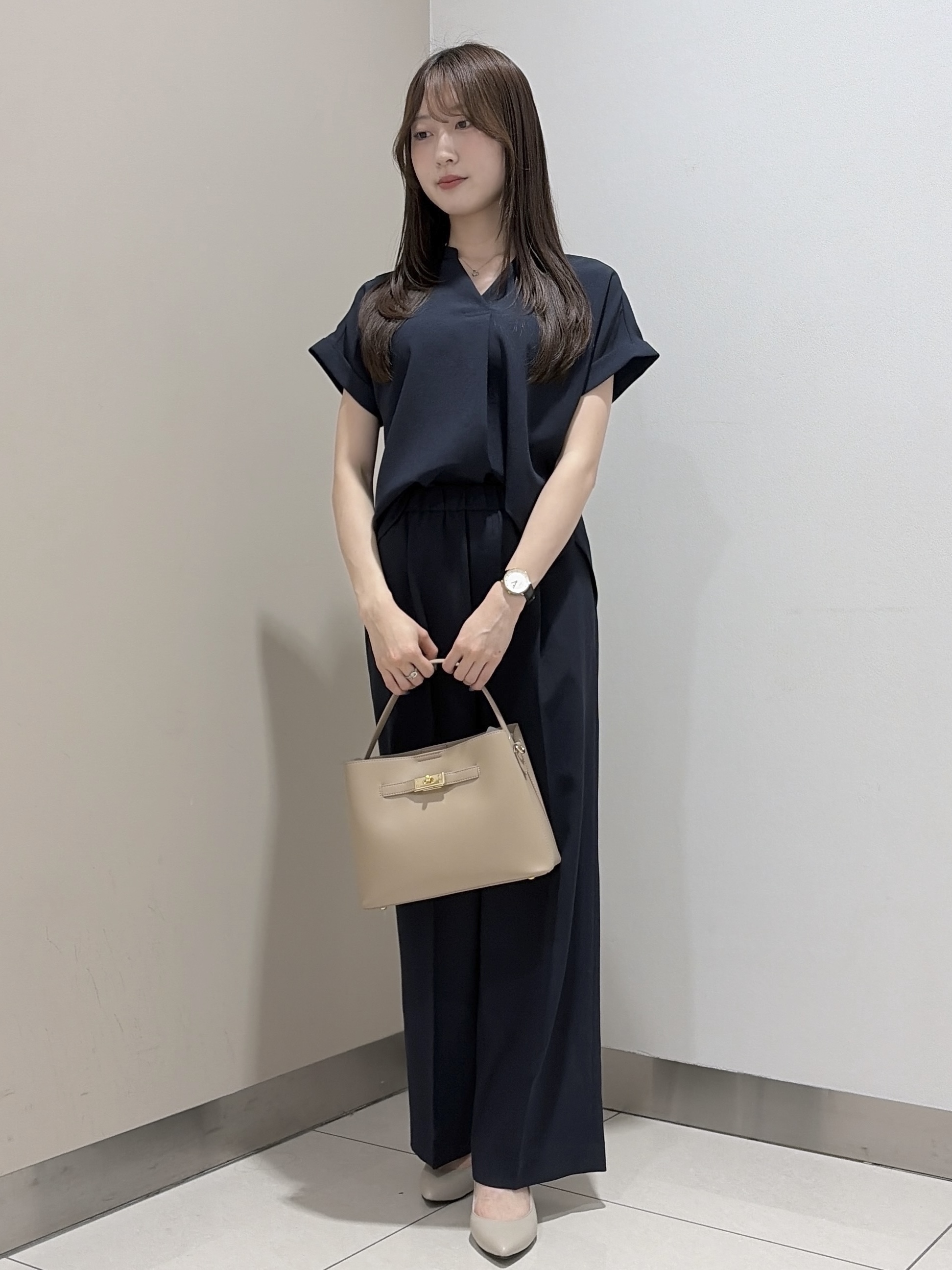 岡田美詩さんの「UNTITLED｜【セットアップ可/通気性/UVカット】エアリークールブラウス」を使ったコーディネート