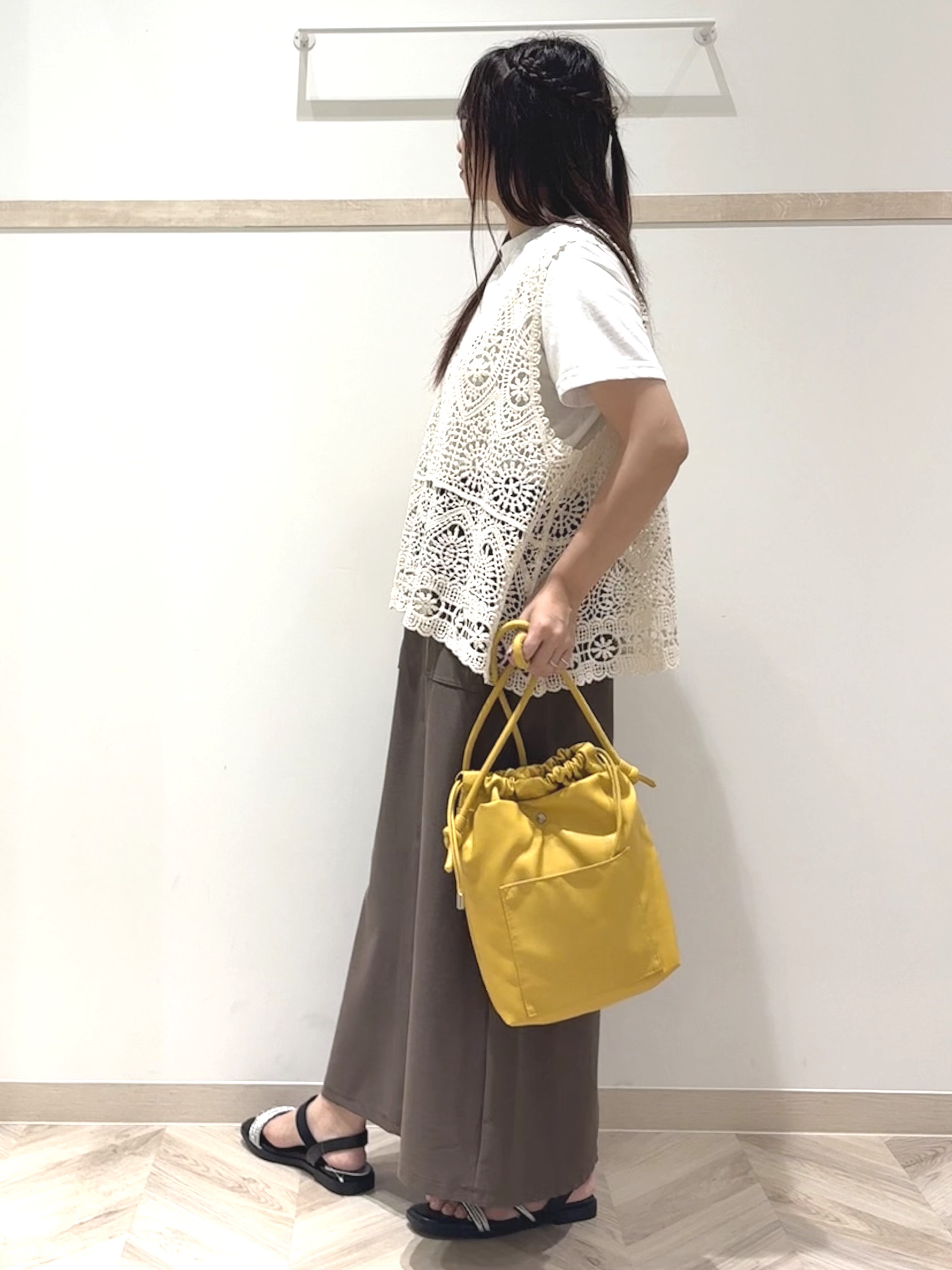 nanaさんの「SHOO･LA･RUE｜【2点セット/体型カバー】クロシェ編みベスト+ロゴT」を使ったコーディネート