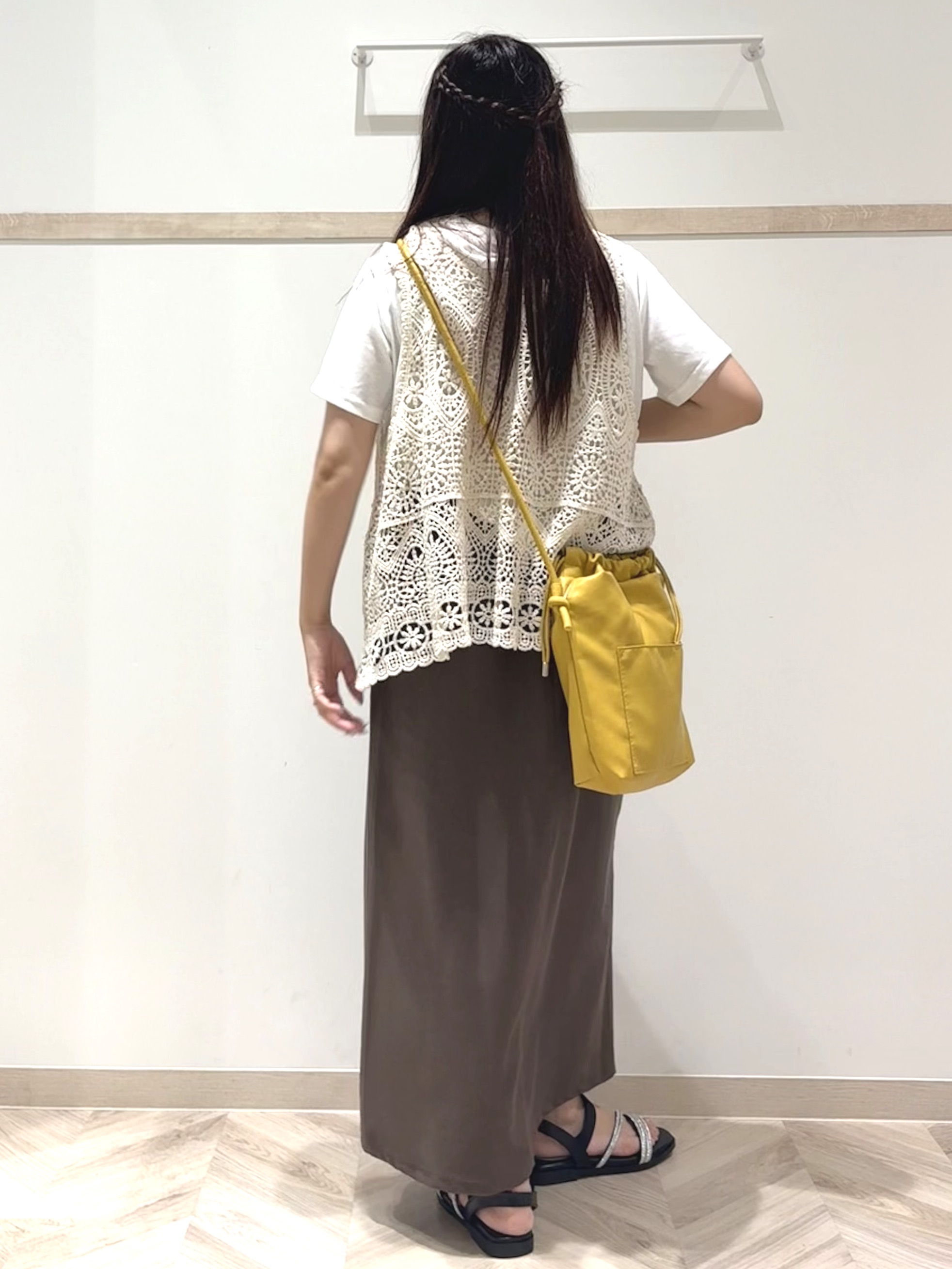 nanaさんの「SHOO･LA･RUE｜【2点セット/体型カバー】クロシェ編みベスト+ロゴT」を使ったコーディネート