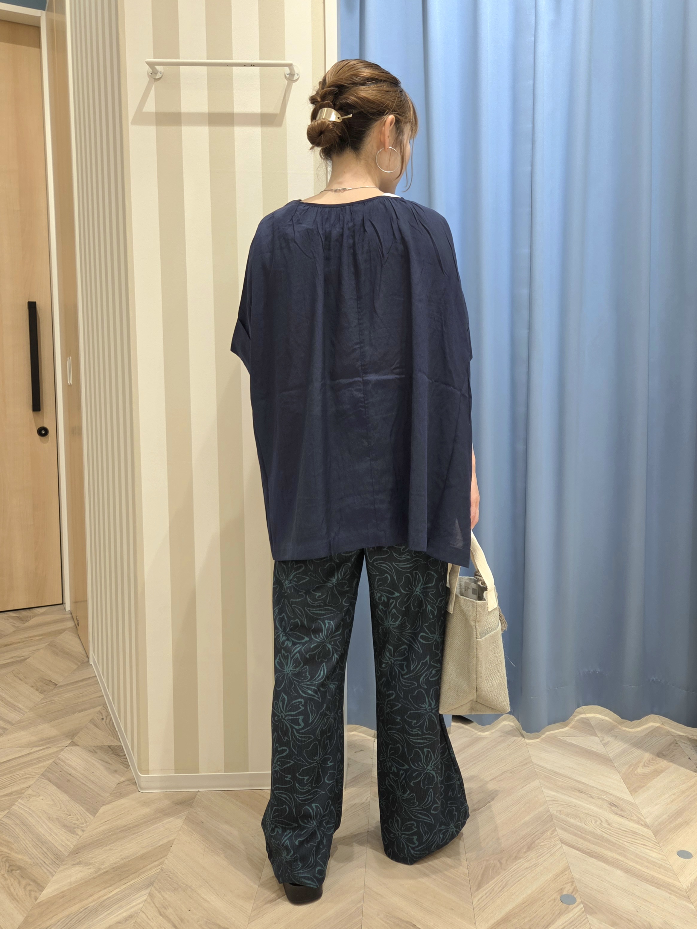 Ikumiさんの「SHOO･LA･RUE｜【2点セット/洗濯機可/インしないで着られる】大人の抜け感 リボン付きポンチョ風ブラウス＆タンクトッ」を使ったコーディネート