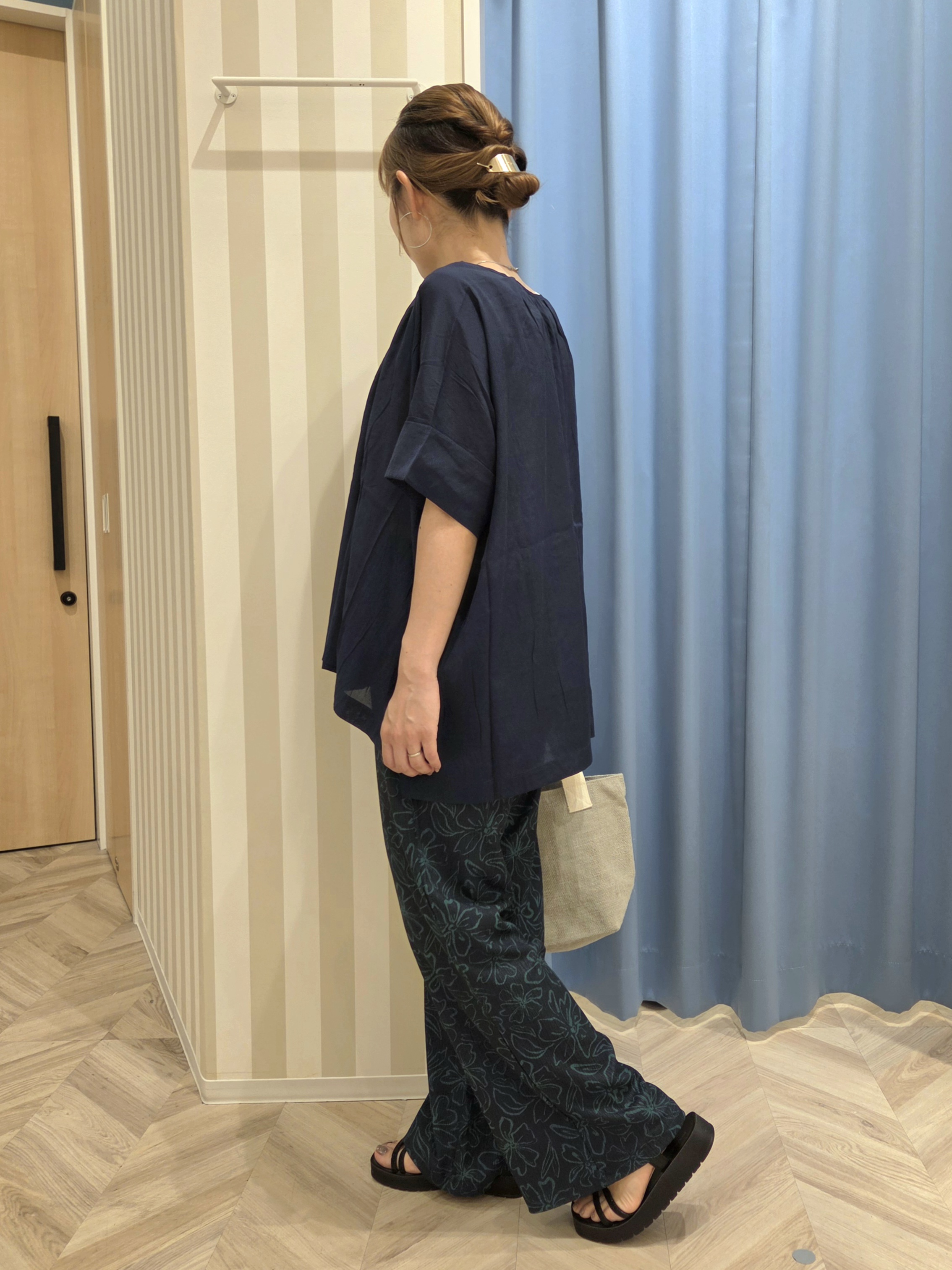 Ikumiさんの「SHOO･LA･RUE｜【2点セット/洗濯機可/インしないで着られる】大人の抜け感 リボン付きポンチョ風ブラウス＆タンクトッ」を使ったコーディネート