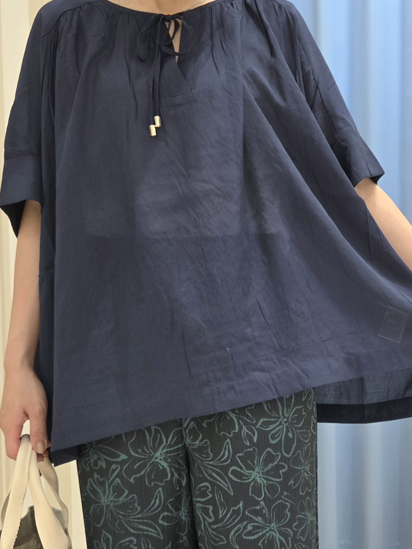 Ikumiさんの「SHOO･LA･RUE｜【2点セット/洗濯機可/インしないで着られる】大人の抜け感 リボン付きポンチョ風ブラウス＆タンクトッ」を使ったコーディネート