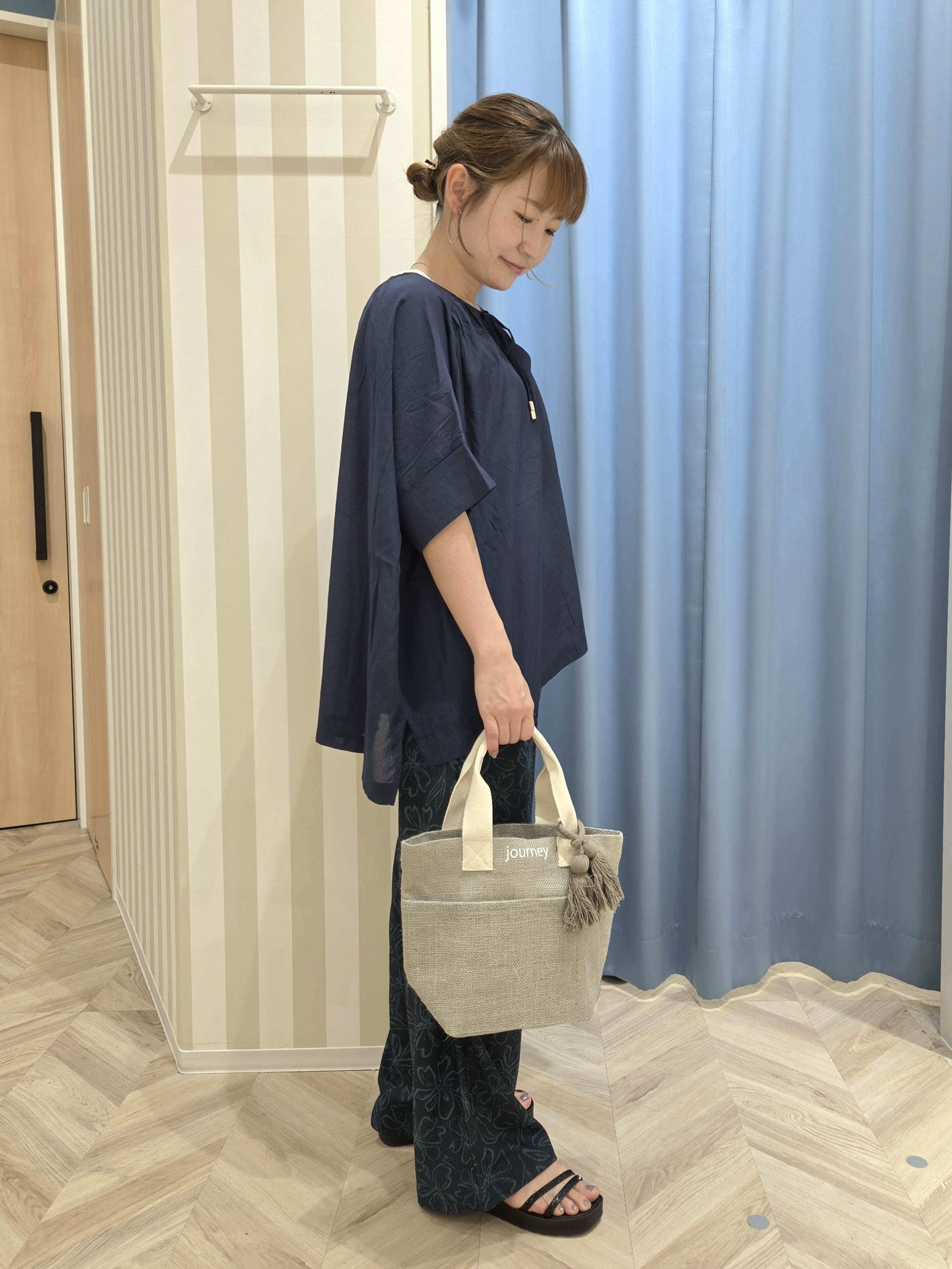 Ikumiさんの「SHOO･LA･RUE｜【2点セット/洗濯機可/インしないで着られる】大人の抜け感 リボン付きポンチョ風ブラウス＆タンクトッ」を使ったコーディネート