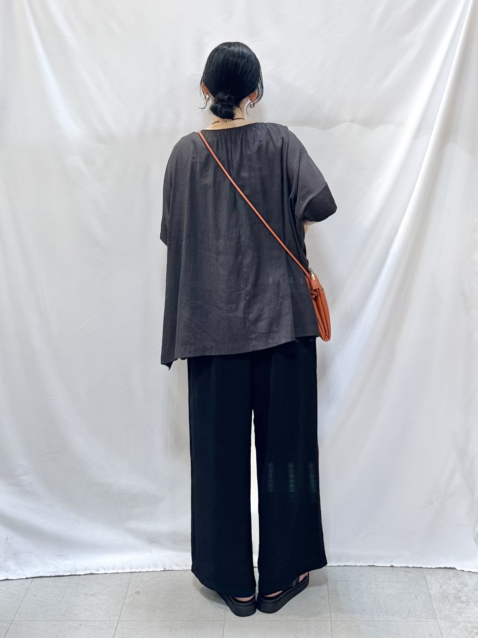 𝐇𝐢𝐫𝐨𝐦𝐢さんの「SHOO･LA･RUE｜【2点セット/洗濯機可/インしないで着られる】大人の抜け感 リボン付きポンチョ風ブラウス＆タンクトッ」を使ったコーディネート