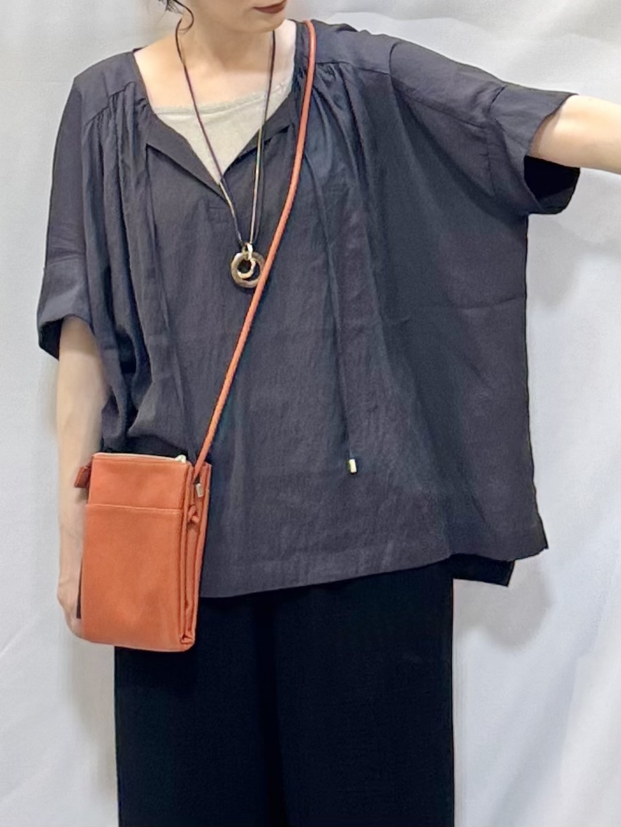 𝐇𝐢𝐫𝐨𝐦𝐢さんの「SHOO･LA･RUE｜【2点セット/洗濯機可/インしないで着られる】大人の抜け感 リボン付きポンチョ風ブラウス＆タンクトッ」を使ったコーディネート