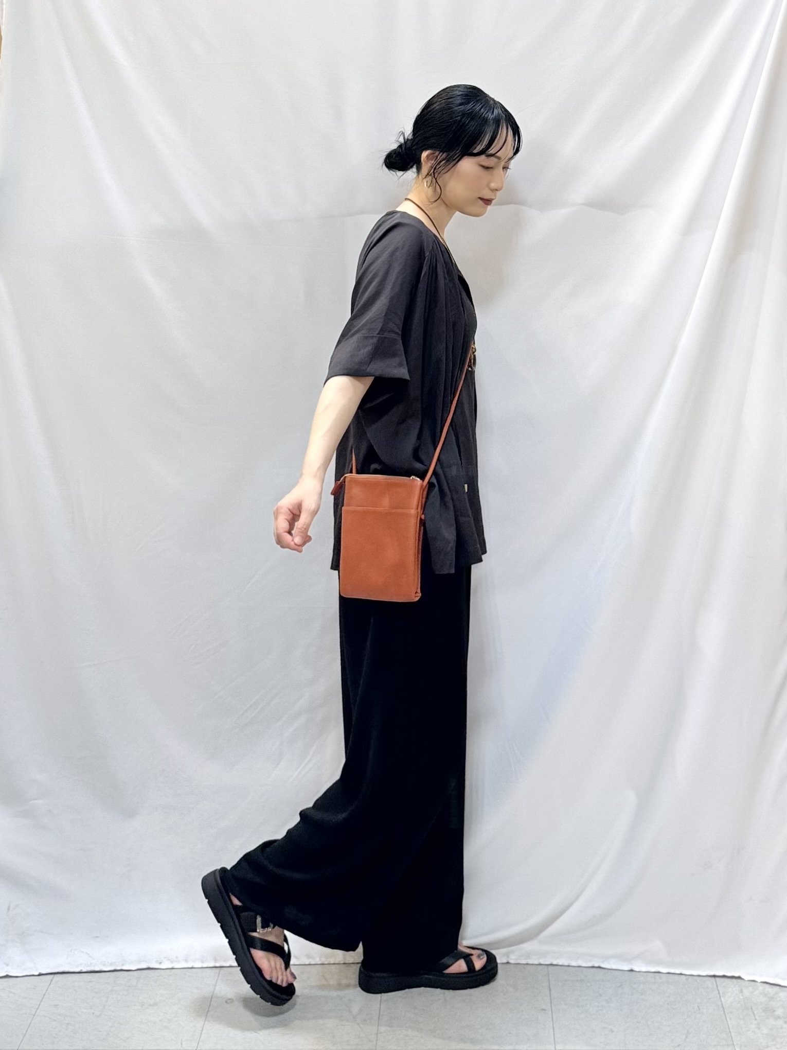 𝐇𝐢𝐫𝐨𝐦𝐢さんの「SHOO･LA･RUE｜【2点セット/洗濯機可/インしないで着られる】大人の抜け感 リボン付きポンチョ風ブラウス＆タンクトッ」を使ったコーディネート
