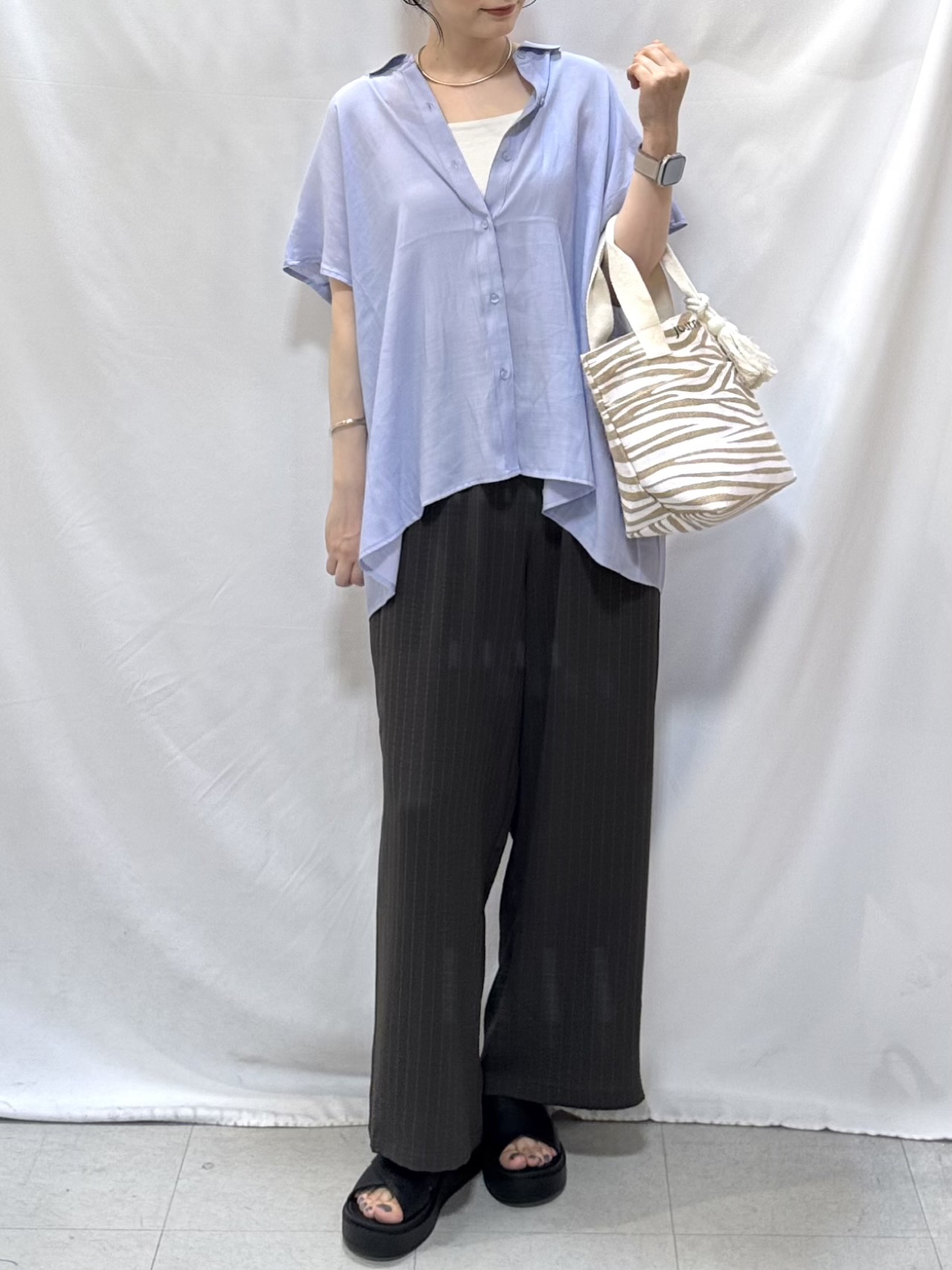 𝐇𝐢𝐫𝐨𝐦𝐢さんの「SHOO･LA･RUE｜【ひんやり/UV】ほんのりシアーで上品な バックギャザーブラウス」を使ったコーディネート