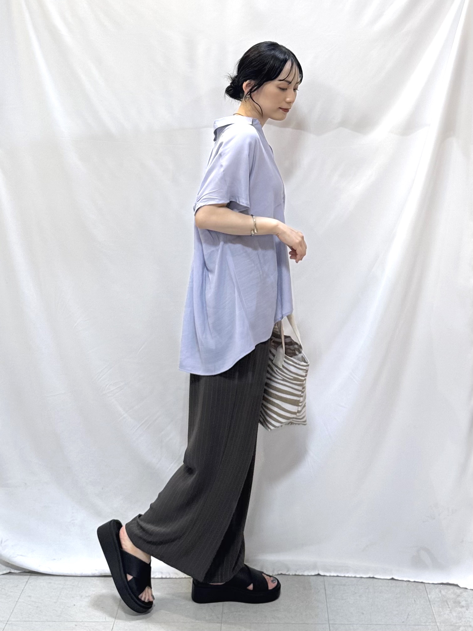 𝐇𝐢𝐫𝐨𝐦𝐢さんの「SHOO･LA･RUE｜【ひんやり/UV】ほんのりシアーで上品な バックギャザーブラウス」を使ったコーディネート
