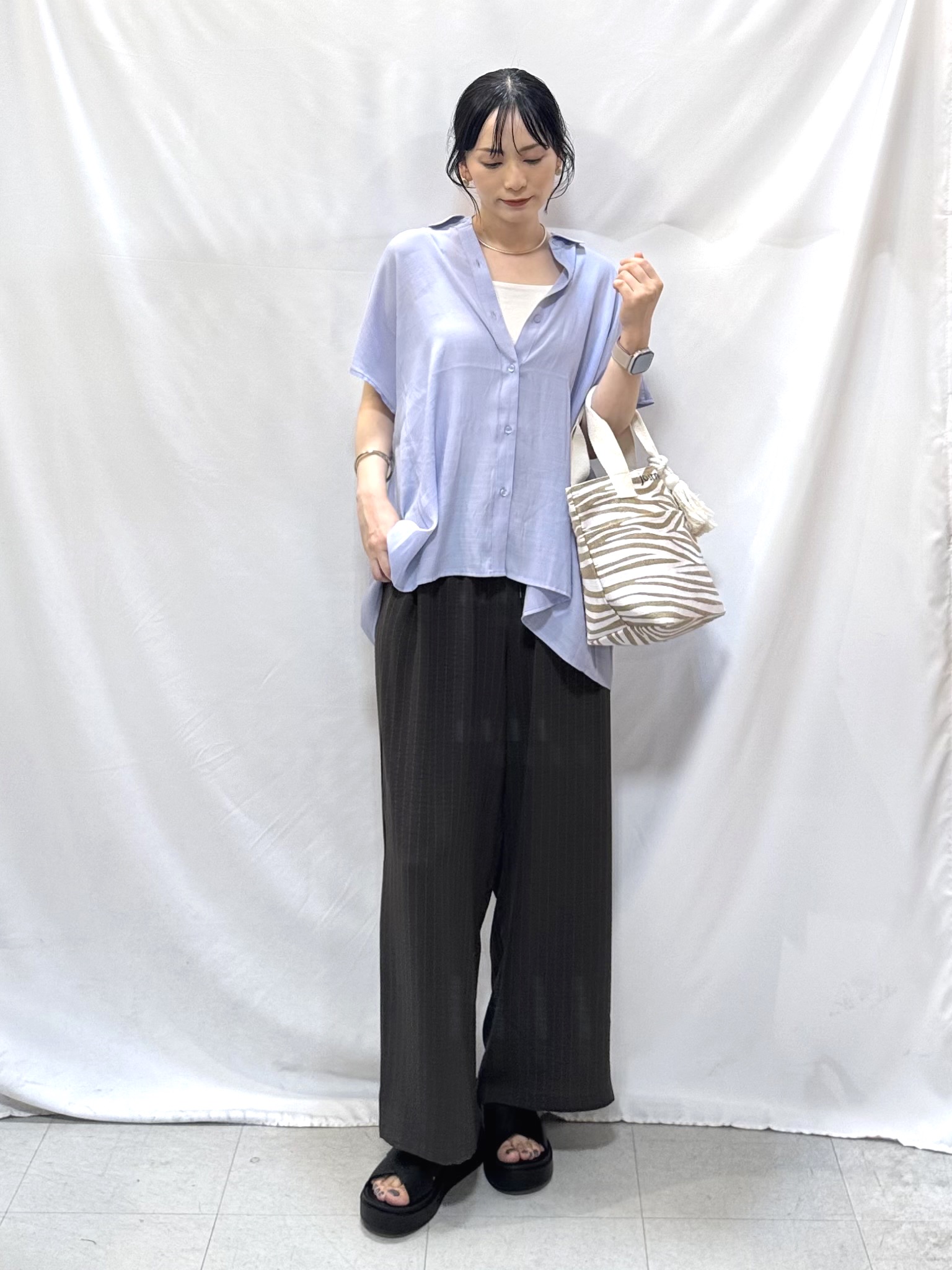𝐇𝐢𝐫𝐨𝐦𝐢さんの「SHOO･LA･RUE｜【ひんやり/UV】ほんのりシアーで上品な バックギャザーブラウス」を使ったコーディネート