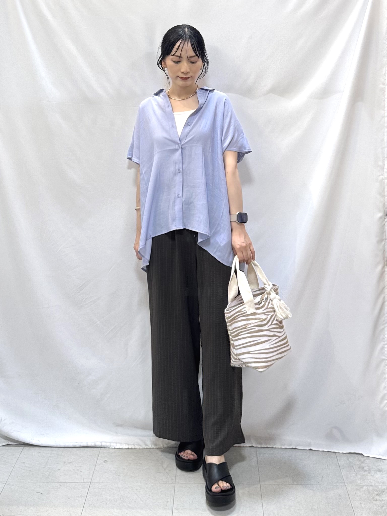 𝐇𝐢𝐫𝐨𝐦𝐢さんの「SHOO･LA･RUE｜【ひんやり/UV】ほんのりシアーで上品な バックギャザーブラウス」を使ったコーディネート