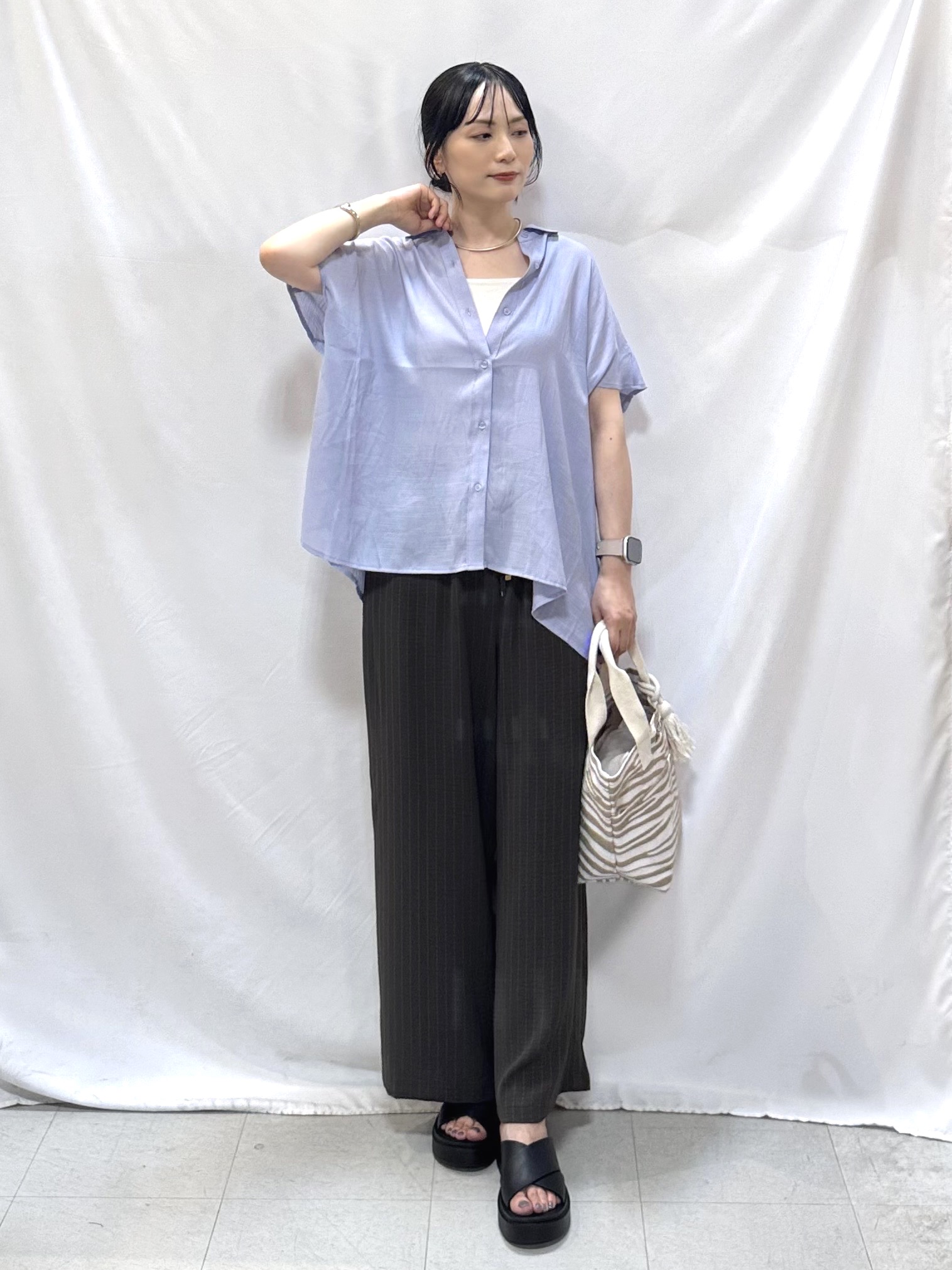 𝐇𝐢𝐫𝐨𝐦𝐢さんの「SHOO･LA･RUE｜【ひんやり/UV】ほんのりシアーで上品な バックギャザーブラウス」を使ったコーディネート