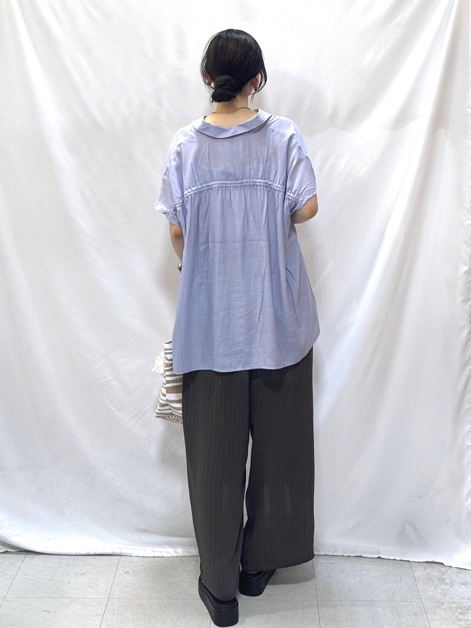 𝐇𝐢𝐫𝐨𝐦𝐢さんの「SHOO･LA･RUE｜【ひんやり/UV】ほんのりシアーで上品な バックギャザーブラウス」を使ったコーディネート