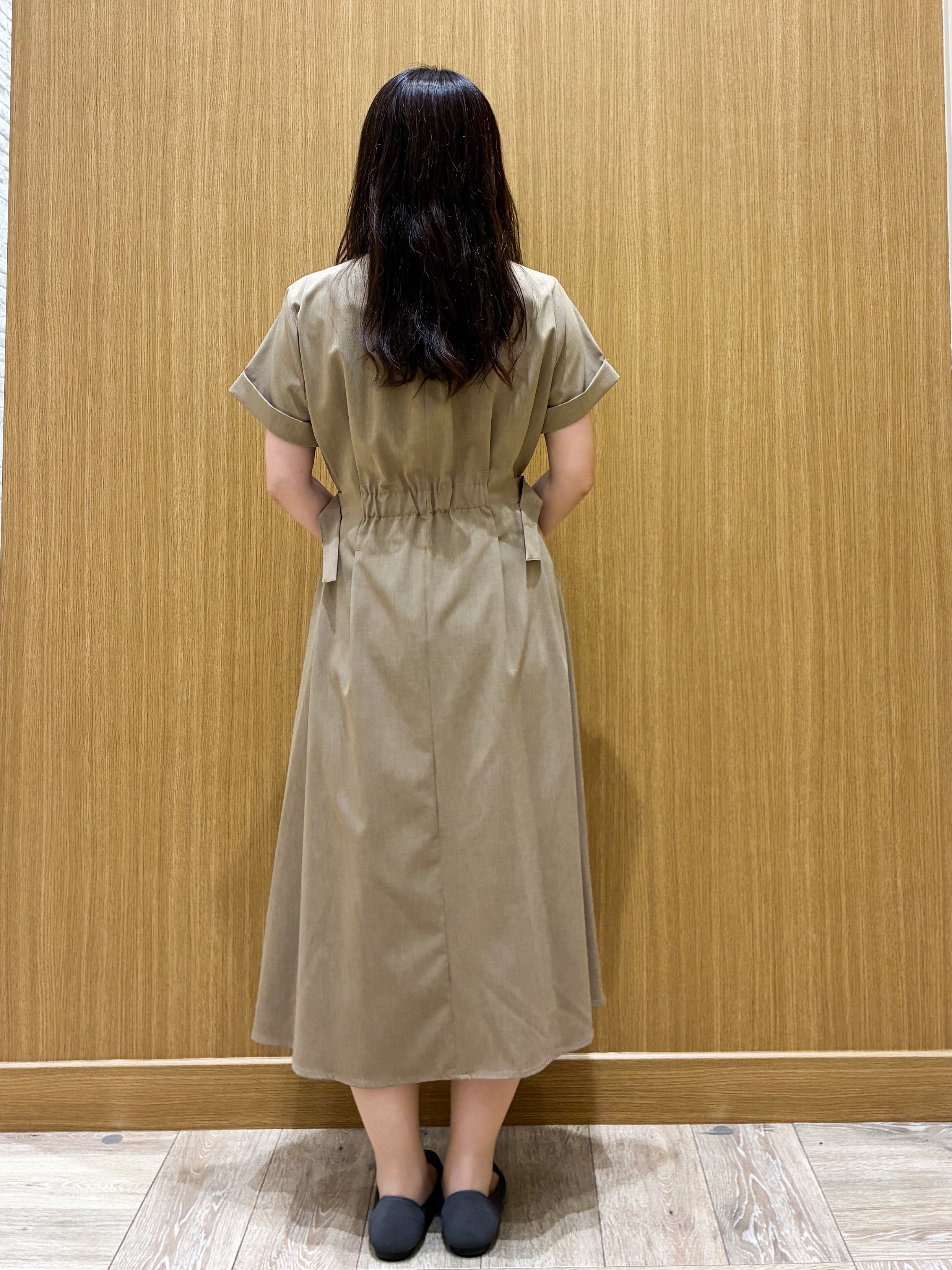 tomoさんの「OPAQUE.CLIP｜【接触冷感／吸水速乾／UVケア】リネンライクサイドベルトシャツワンピース《透け防止／洗濯機OK》」を使ったコーディネート