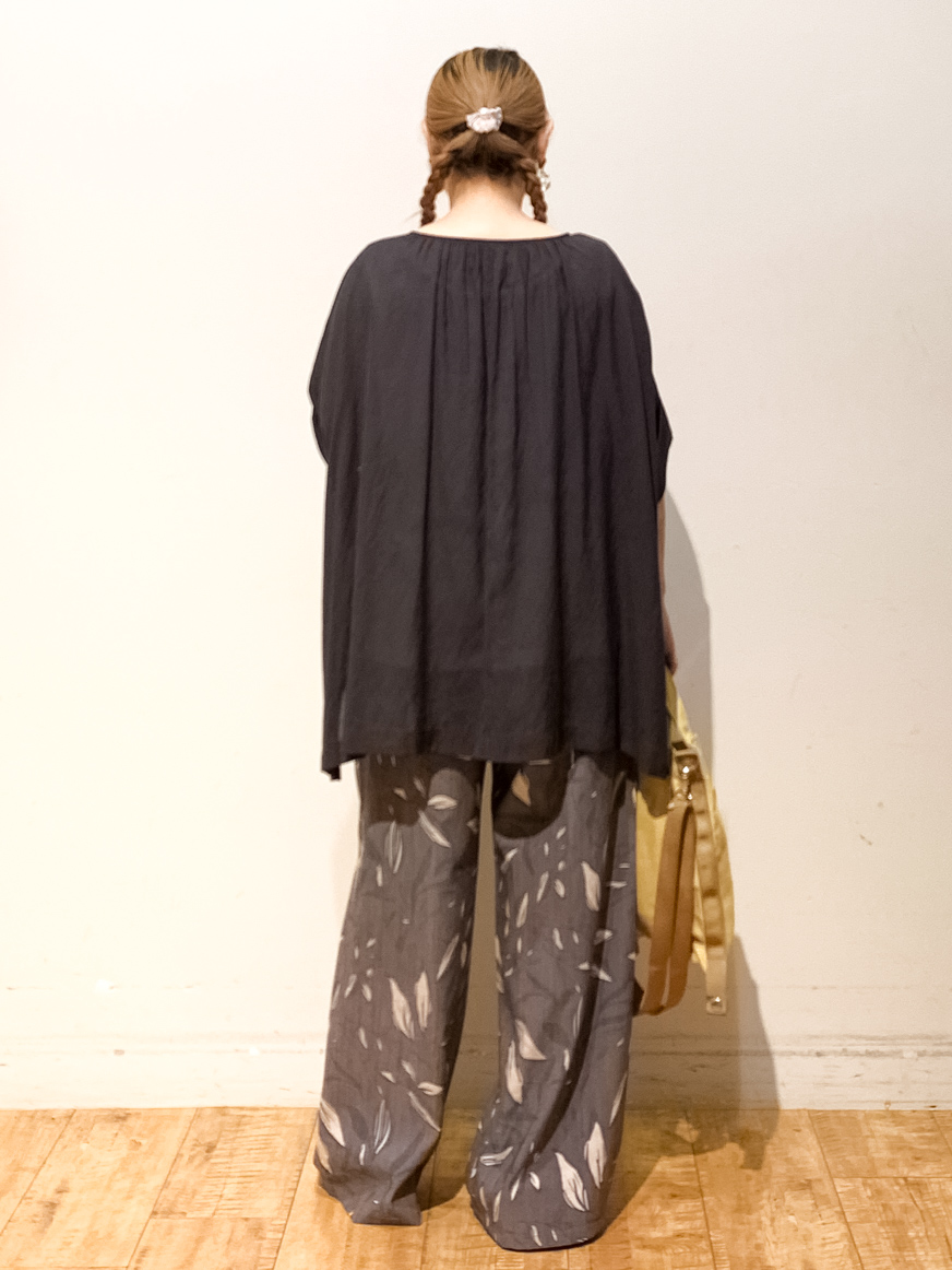 MEGさんの「SHOO･LA･RUE｜【2点セット/洗濯機可/インしないで着られる】大人の抜け感 リボン付きポンチョ風ブラウス＆タンクトッ」を使ったコーディネート