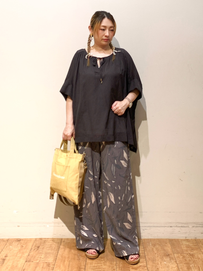 MEGさんの「SHOO･LA･RUE｜【2点セット/洗濯機可/インしないで着られる】大人の抜け感 リボン付きポンチョ風ブラウス＆タンクトッ」を使ったコーディネート