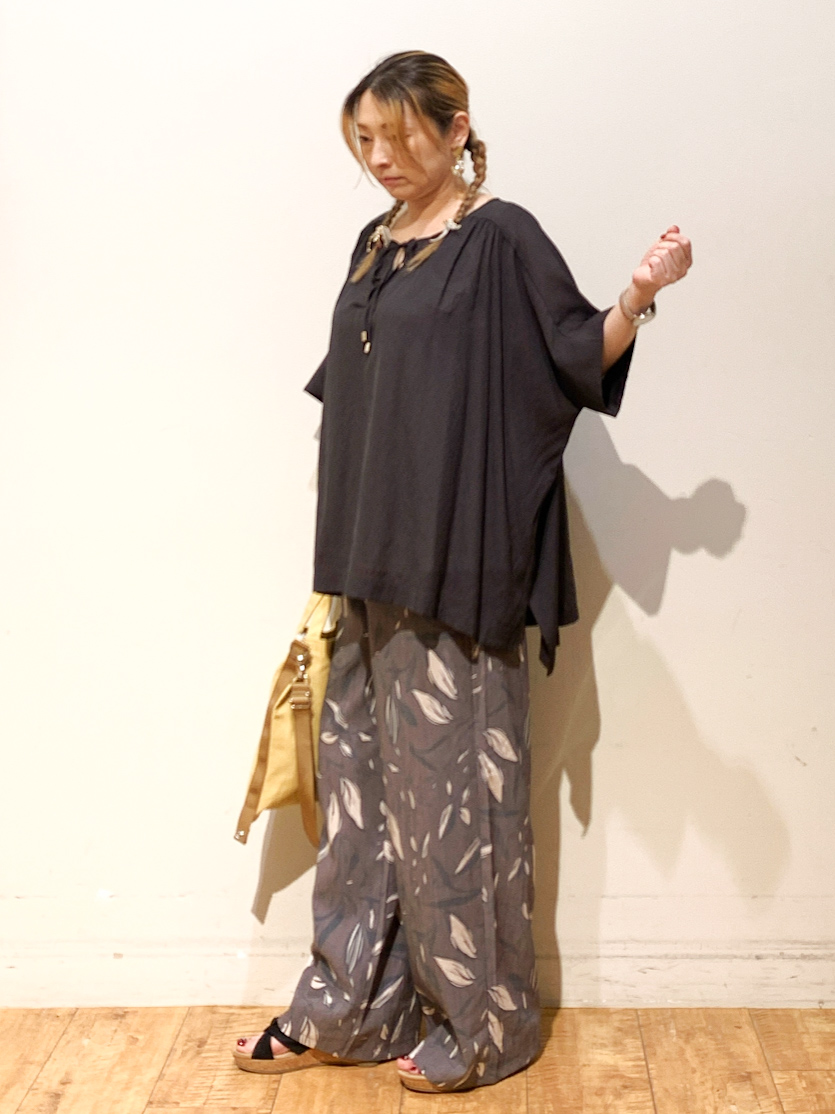 MEGさんの「SHOO･LA･RUE｜【2点セット/洗濯機可/インしないで着られる】大人の抜け感 リボン付きポンチョ風ブラウス＆タンクトッ」を使ったコーディネート