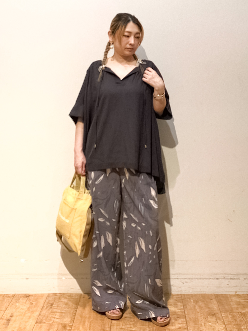 MEGさんの「SHOO･LA･RUE｜【2点セット/洗濯機可/インしないで着られる】大人の抜け感 リボン付きポンチョ風ブラウス＆タンクトッ」を使ったコーディネート