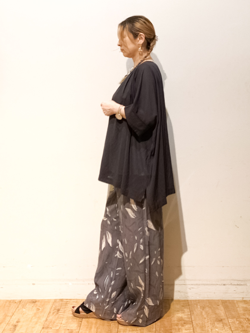 MEGさんの「SHOO･LA･RUE｜【2点セット/洗濯機可/インしないで着られる】大人の抜け感 リボン付きポンチョ風ブラウス＆タンクトッ」を使ったコーディネート