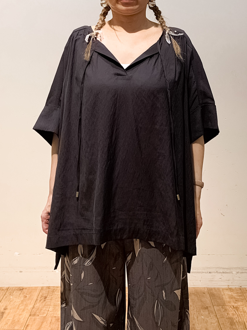 MEGさんの「SHOO･LA･RUE｜【2点セット/洗濯機可/インしないで着られる】大人の抜け感 リボン付きポンチョ風ブラウス＆タンクトッ」を使ったコーディネート