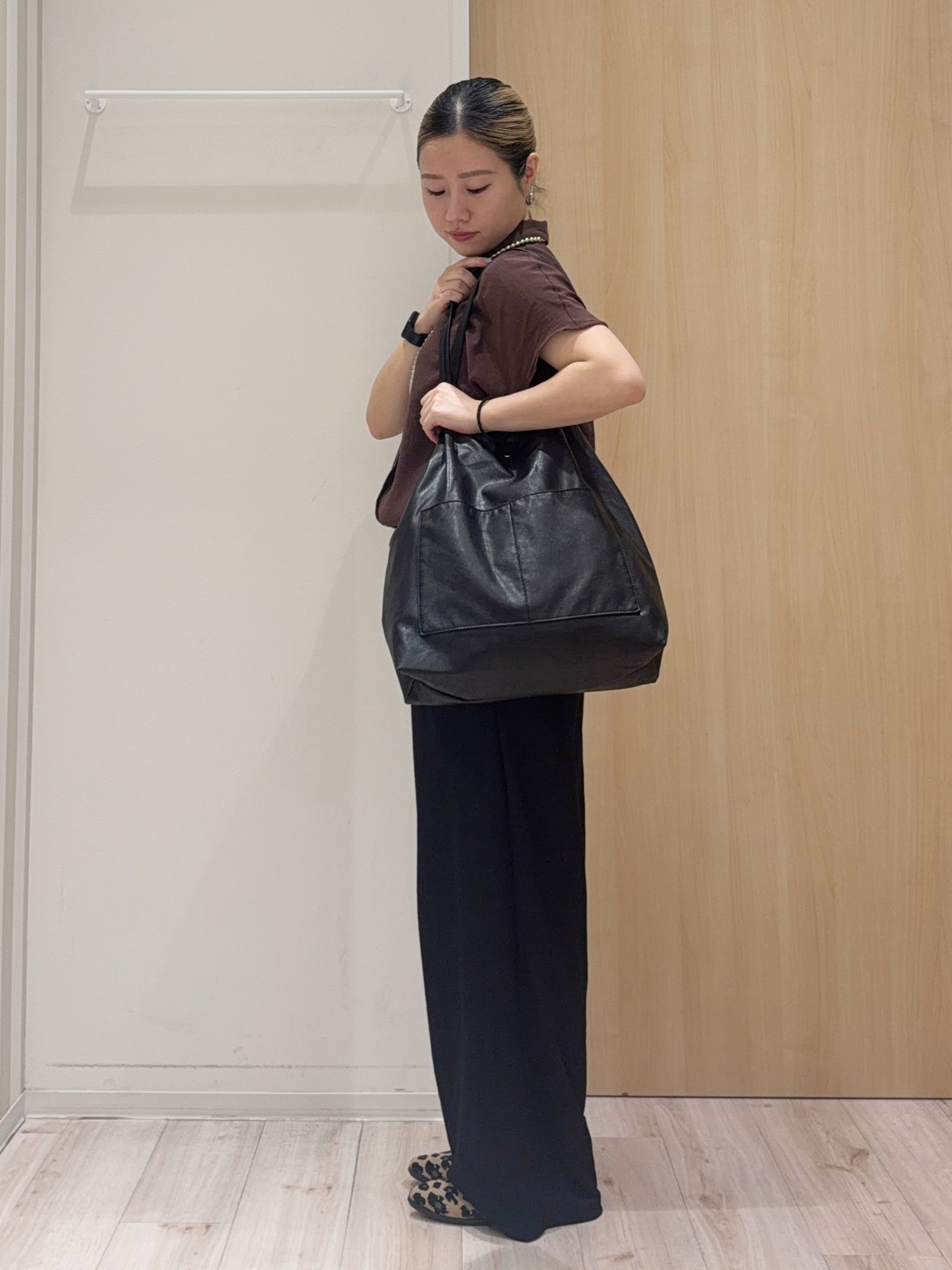 KAIRIさんの「SHOO･LA･RUE｜【ひんやり/UV】ほんのりシアーで上品な バックギャザーブラウス」を使ったコーディネート
