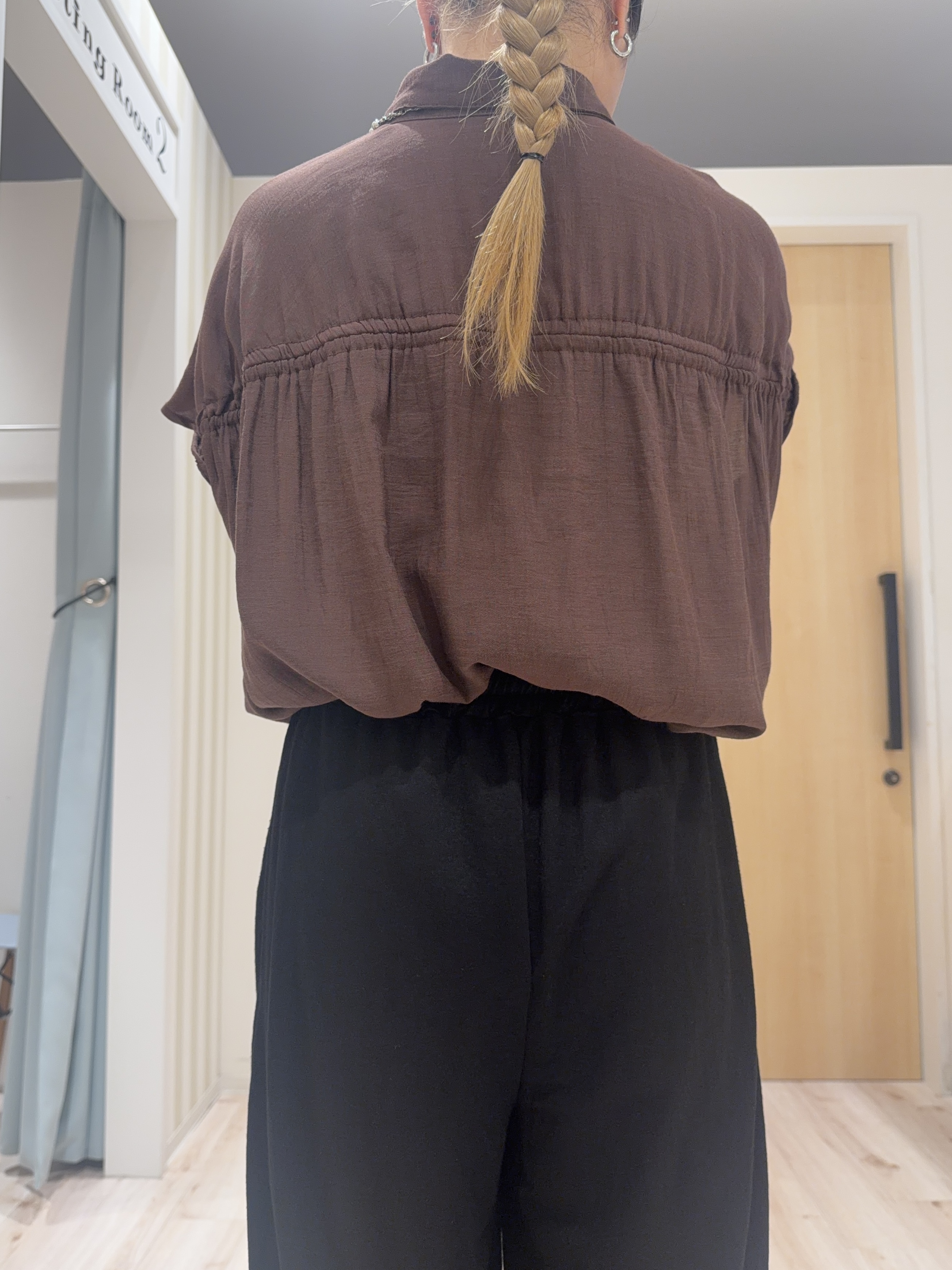 KAIRIさんの「SHOO･LA･RUE｜【ひんやり/UV】ほんのりシアーで上品な バックギャザーブラウス」を使ったコーディネート