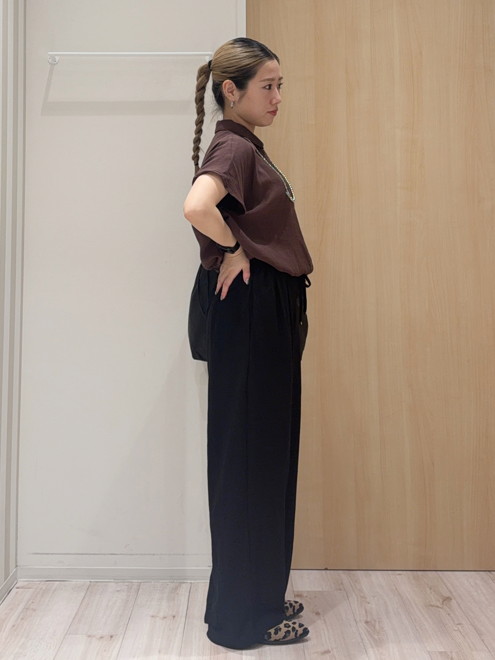 KAIRIさんの「SHOO･LA･RUE｜【ひんやり/UV】ほんのりシアーで上品な バックギャザーブラウス」を使ったコーディネート