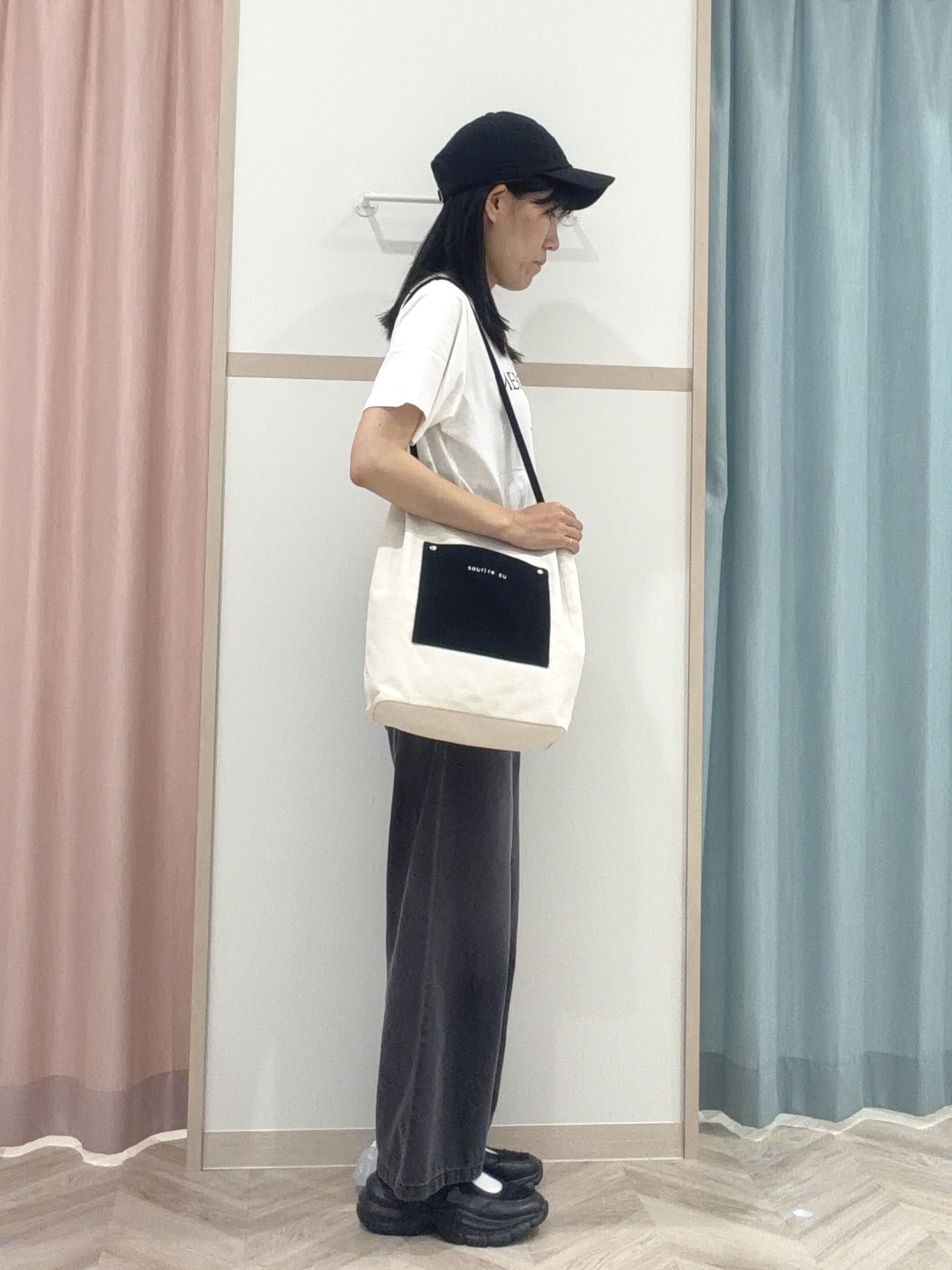 大西直穂さんの「SHOO･LA･RUE｜【S-LL/洗濯機可】大人のベーシックカラープリントTシャツ」を使ったコーディネート